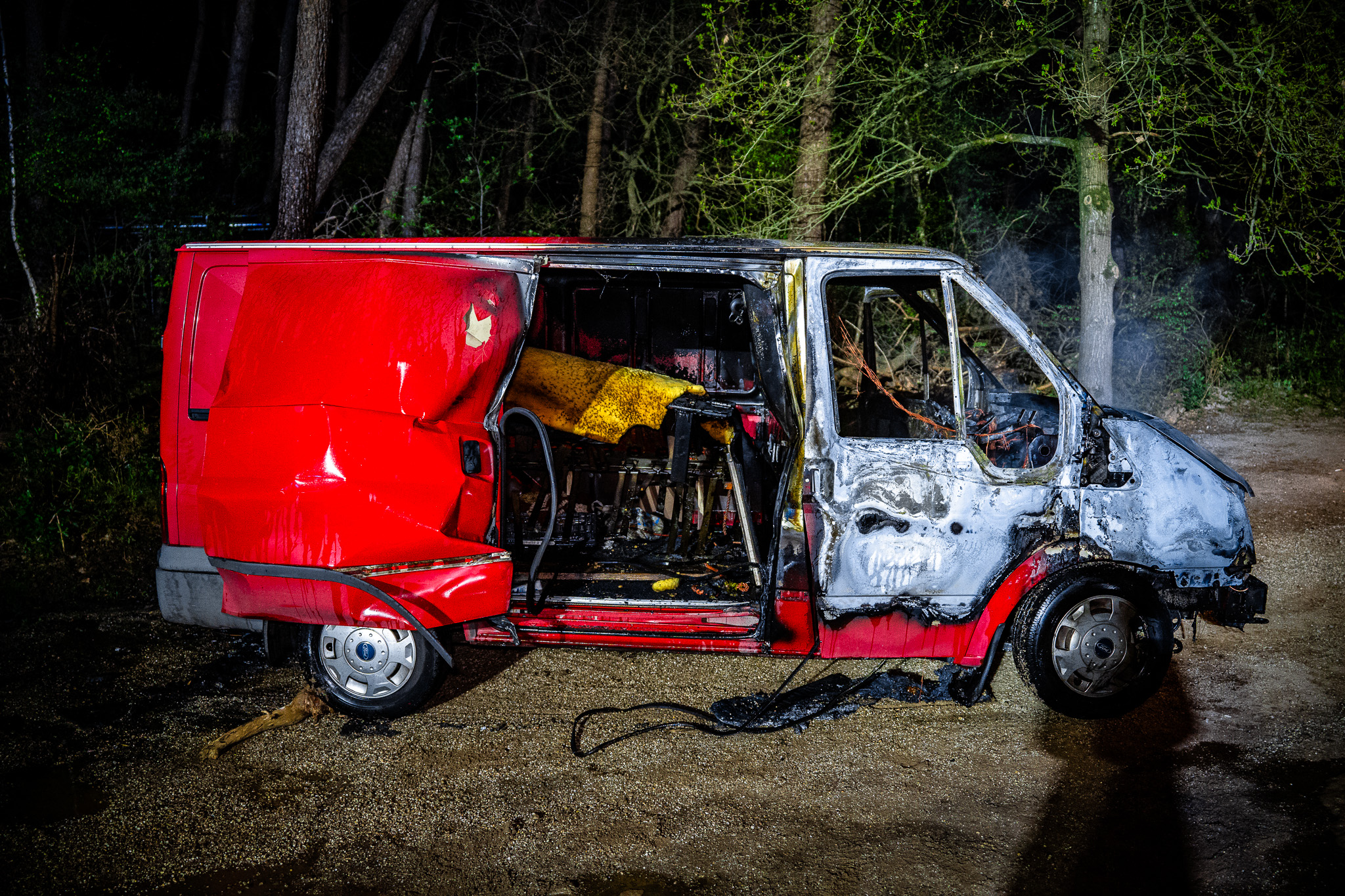 Bestelbus gaat volledig in vlammen op