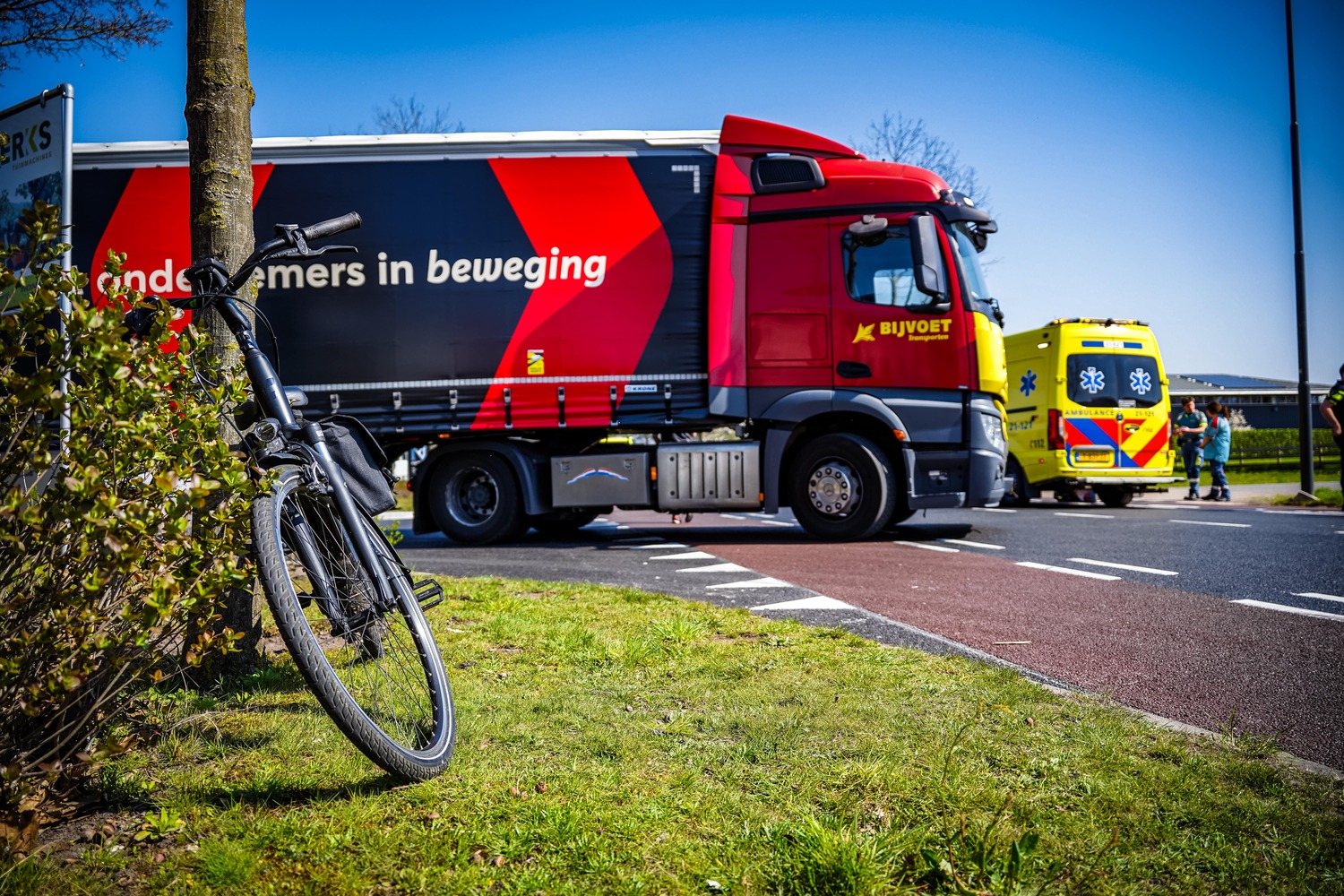 Fietser zwaargewond na aanrijding met vrachtwagen