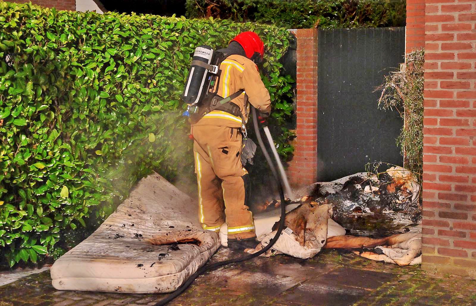 Elektrische deken vat vlam in woning, veel schade aan slaapkamer
