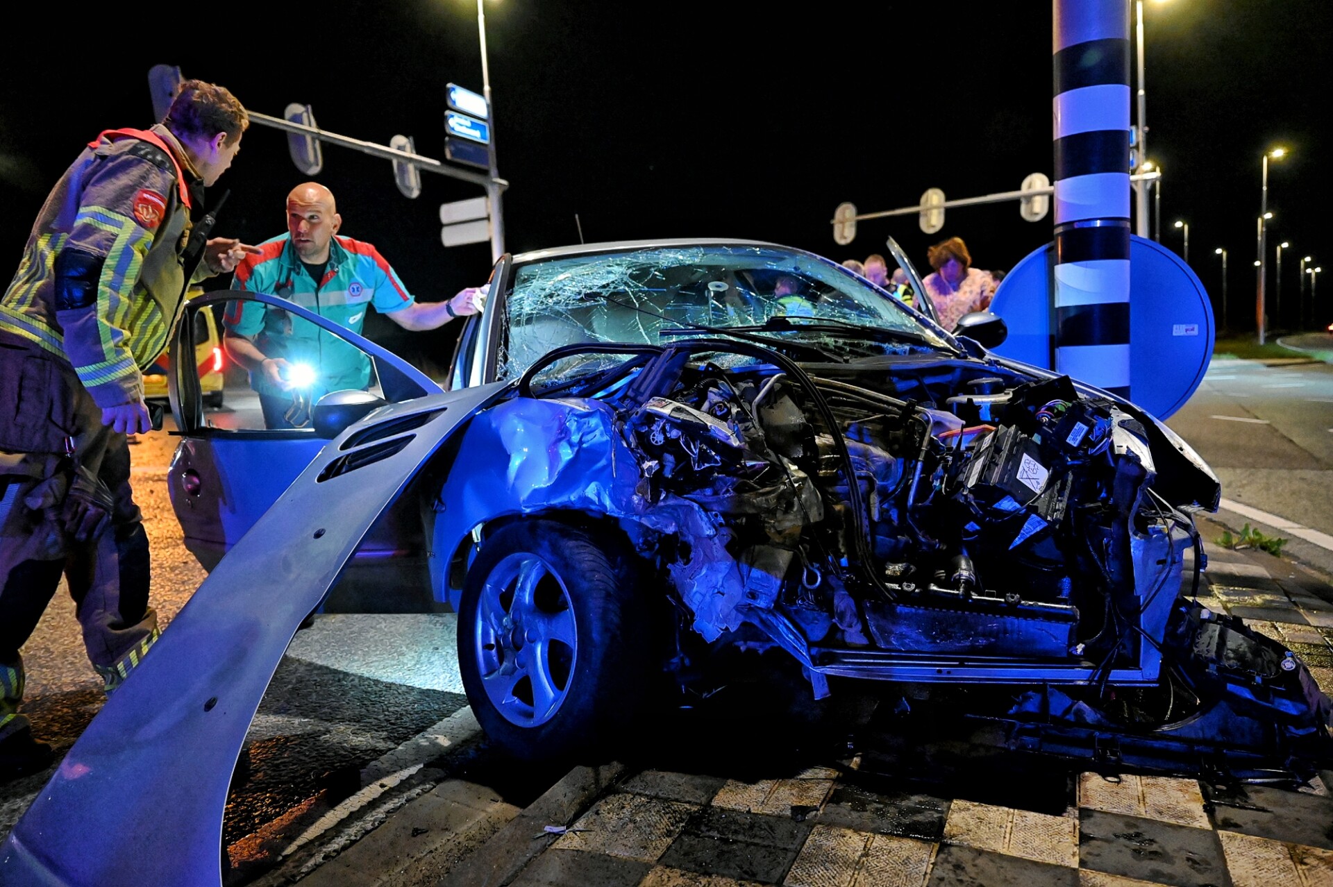 Drie gewonden na ernstige aanrijding, hulpdiensten rukken massaal uit