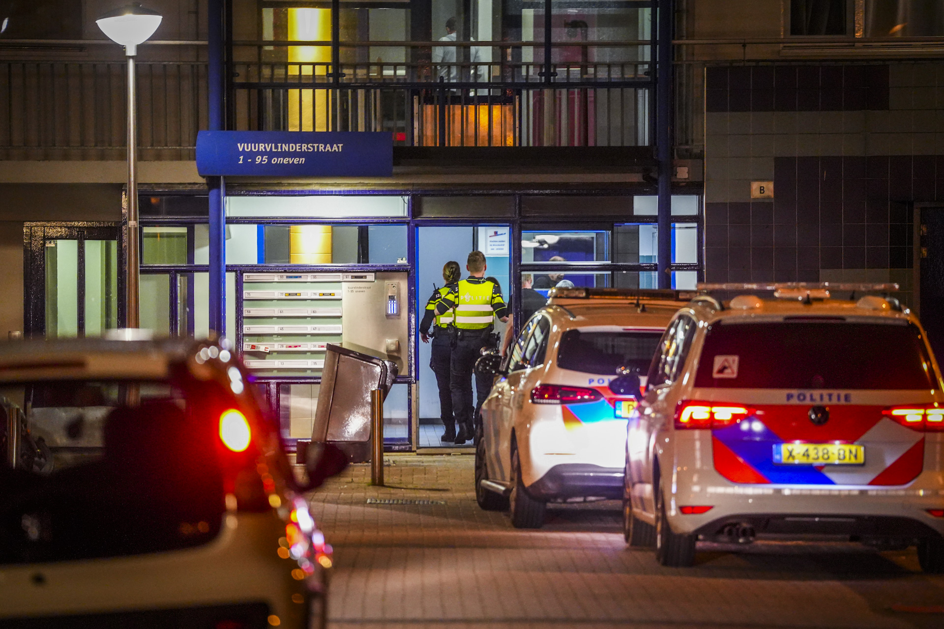Politie massaal naar flat na overval, afzetting in trappenhuis
