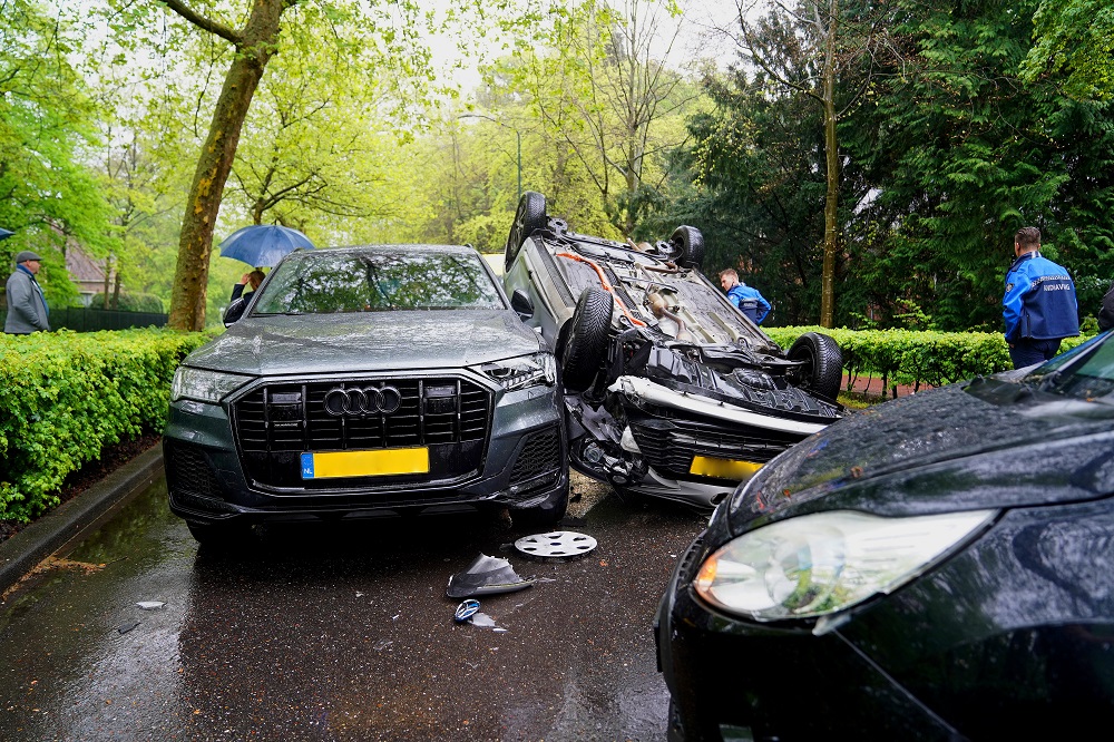 Auto vliegt over de kop, bestuurder gewond naar ziekenhuis