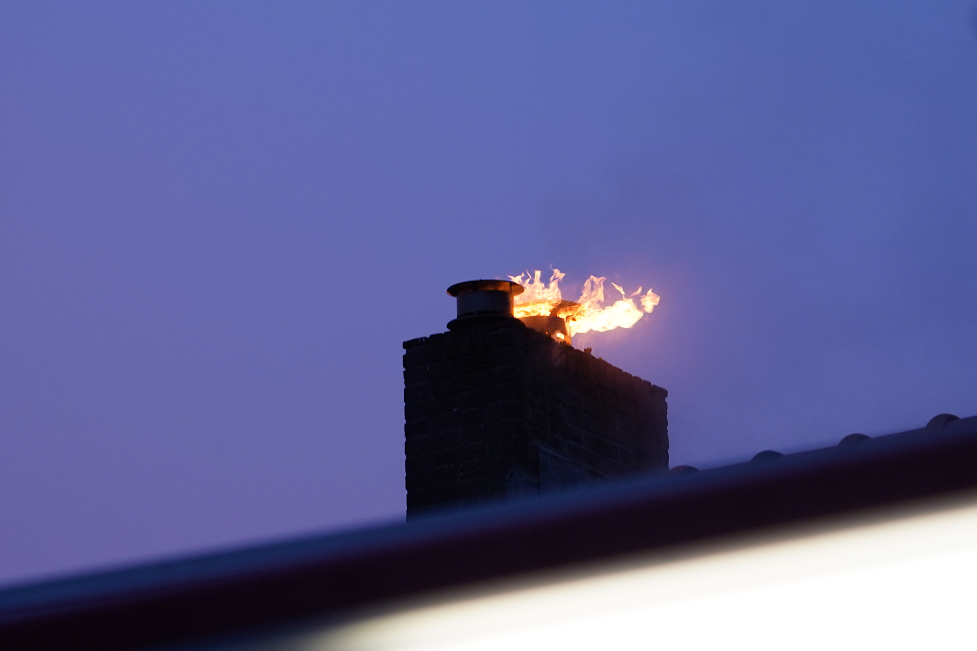 Flinke vlammen tijdens schoorsteenbrand