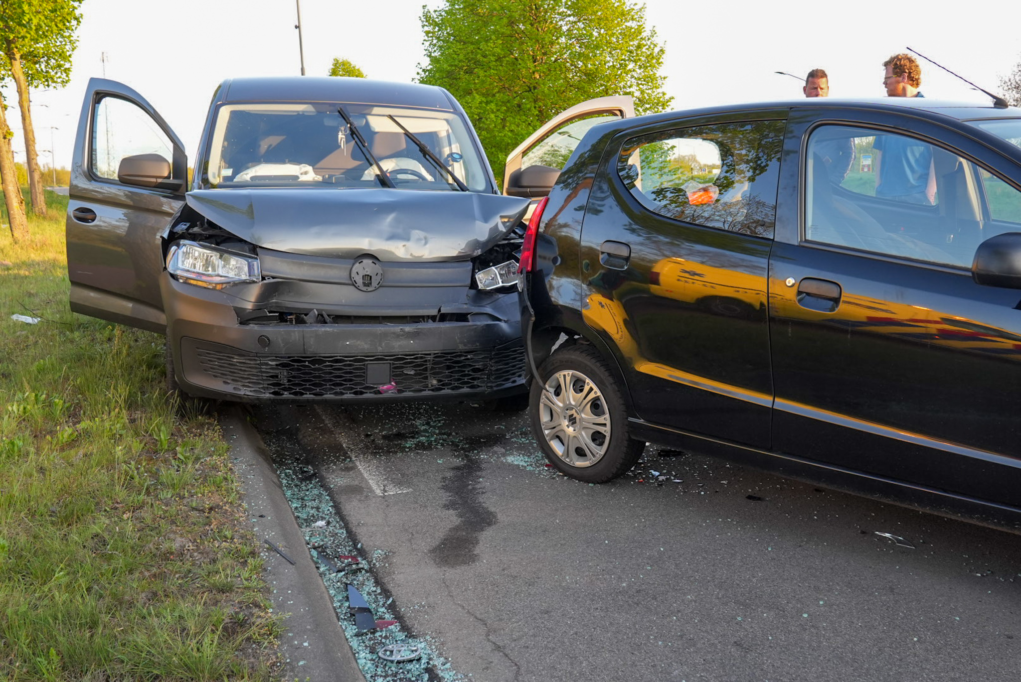 Veel schade na kop-staartbotsing tussen drie auto’s