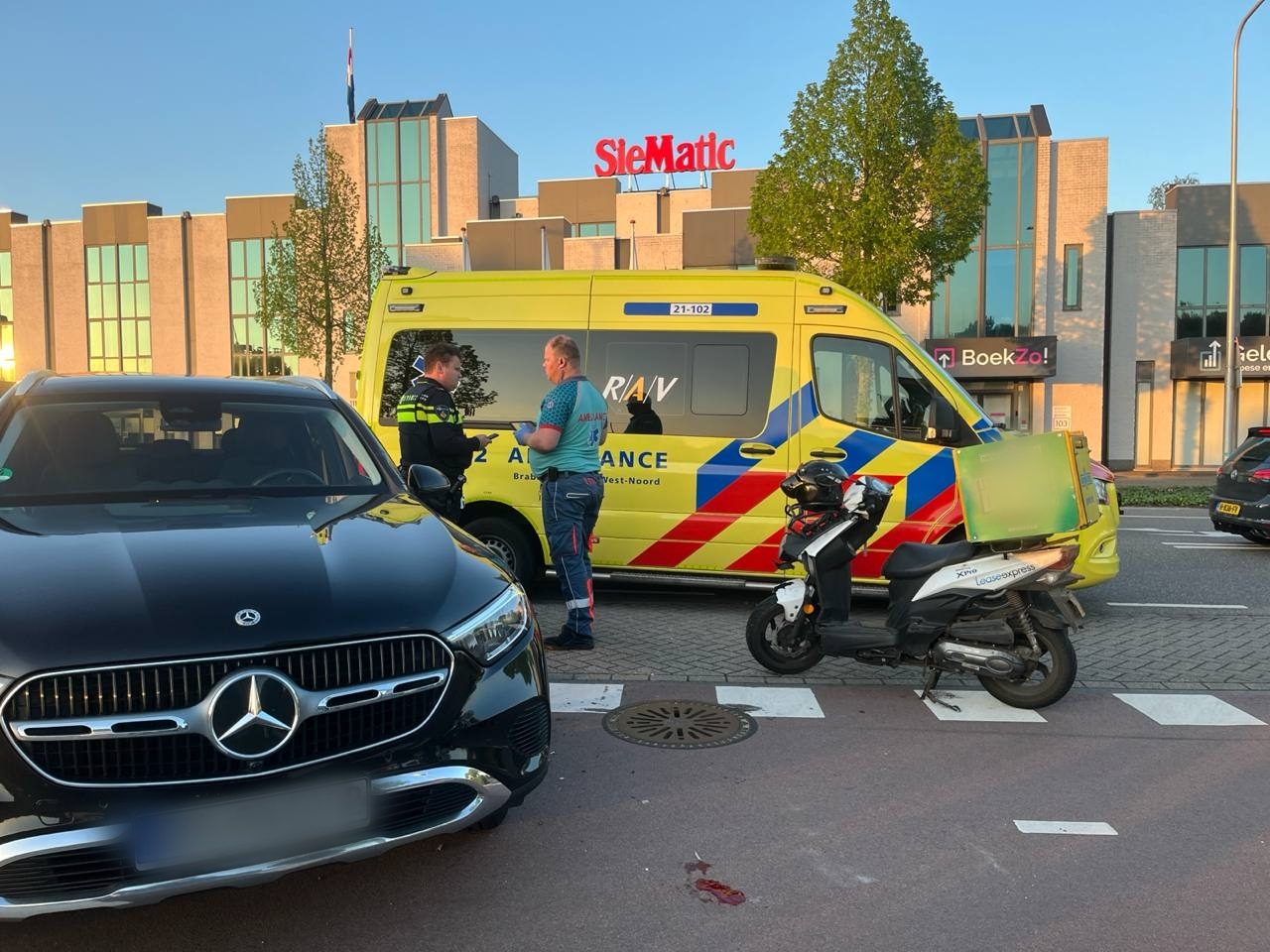 Pizzabezorger raakt gewond bij botsing met automobilist