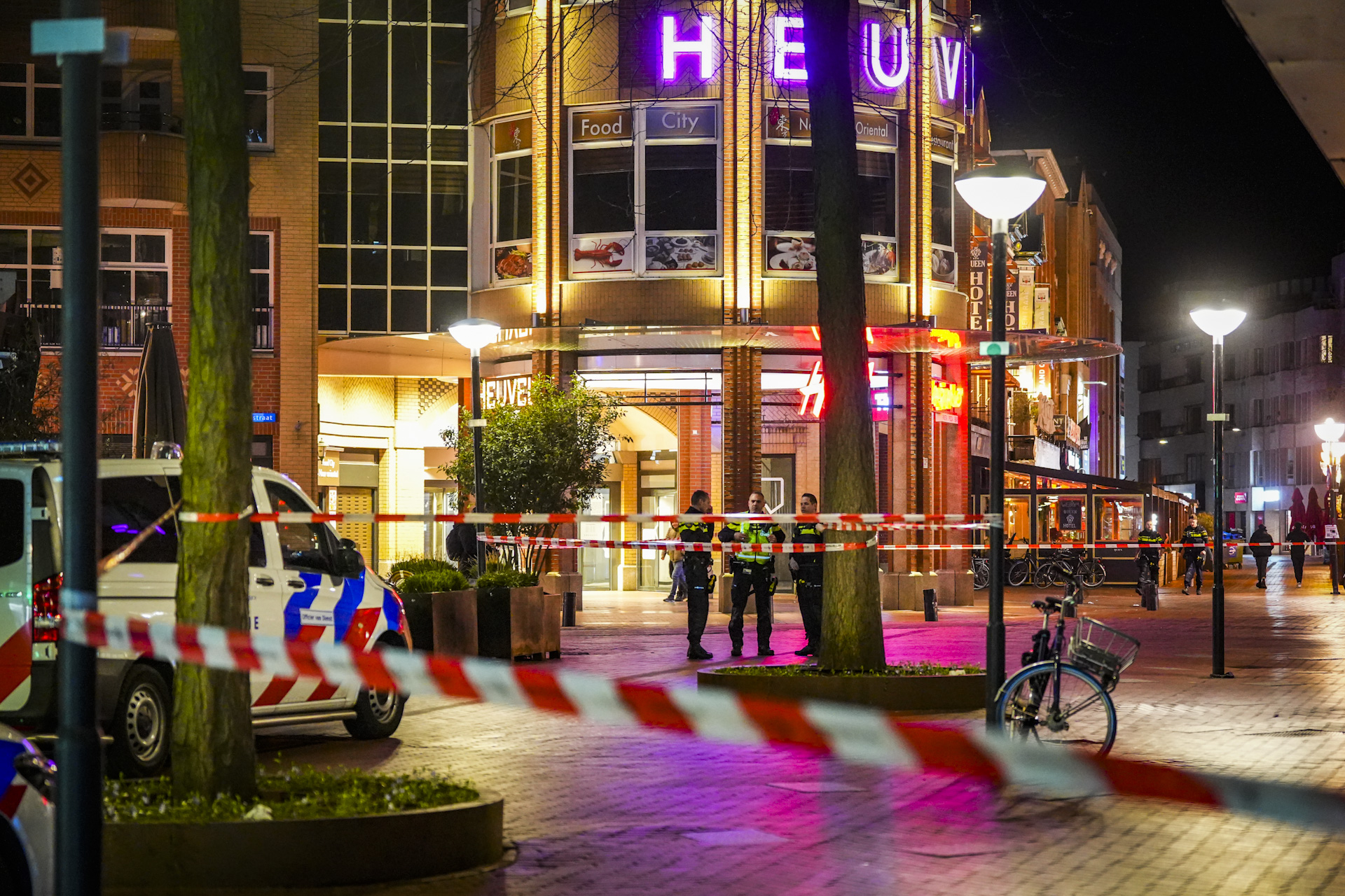 Neergestoken man zakt in elkaar op straat