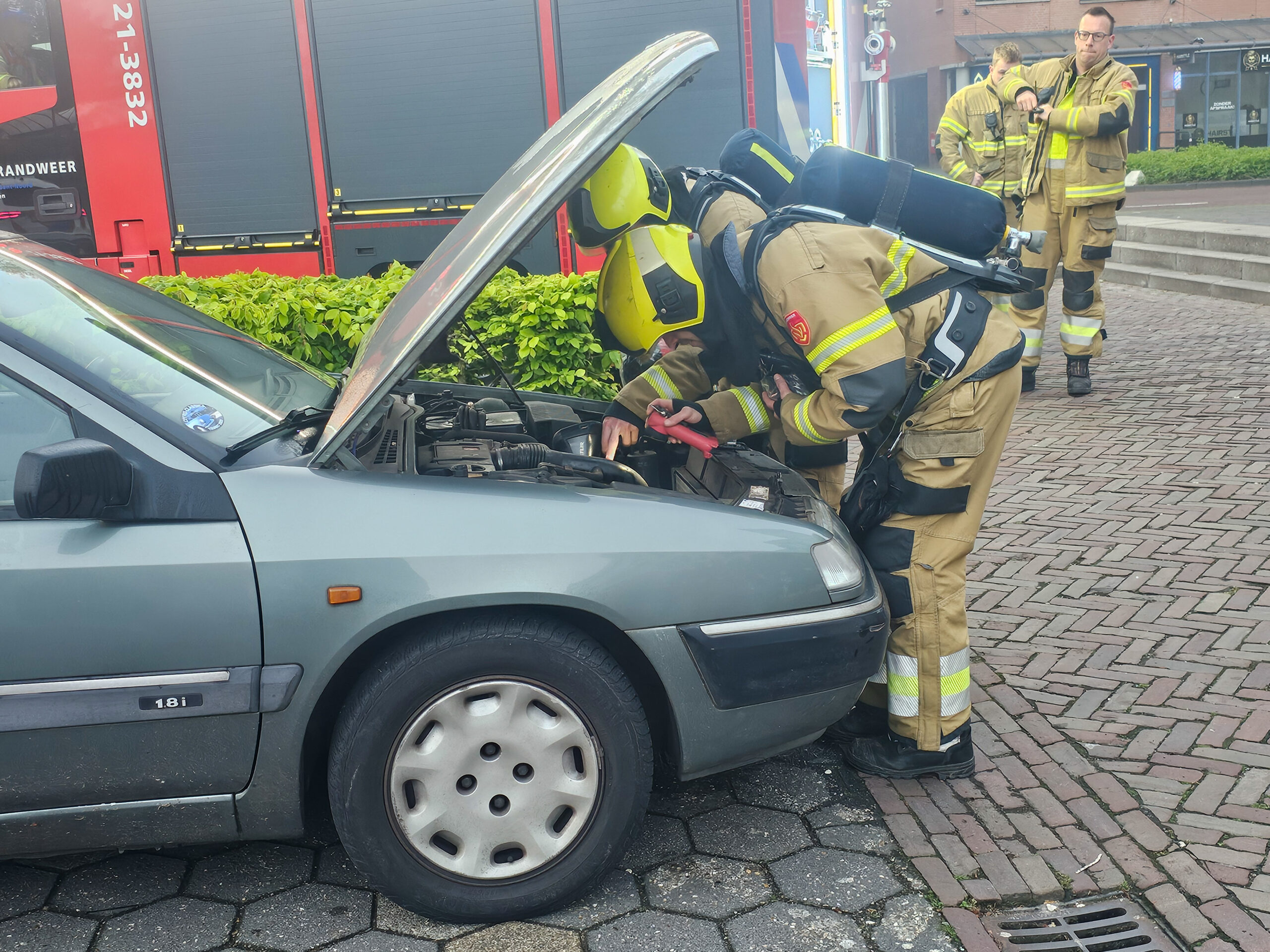 Autobrand op parkeerplaats snel onder controle