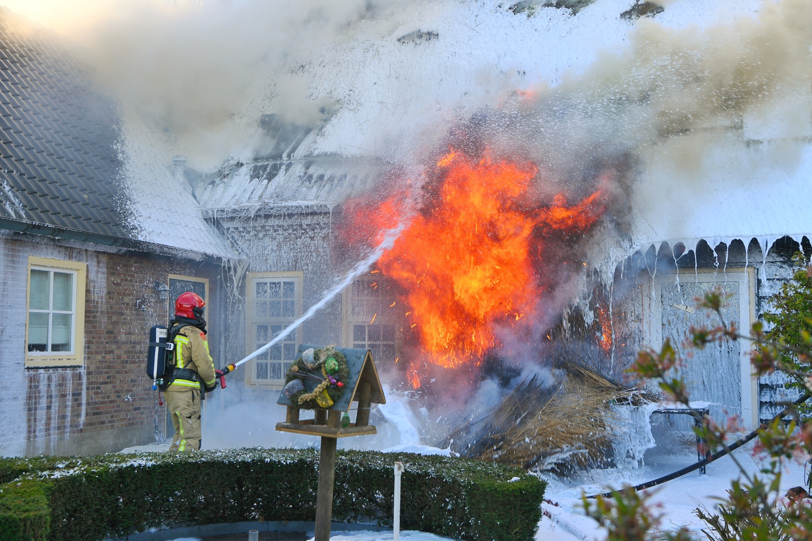 Woning met rieten dak vliegt in brand