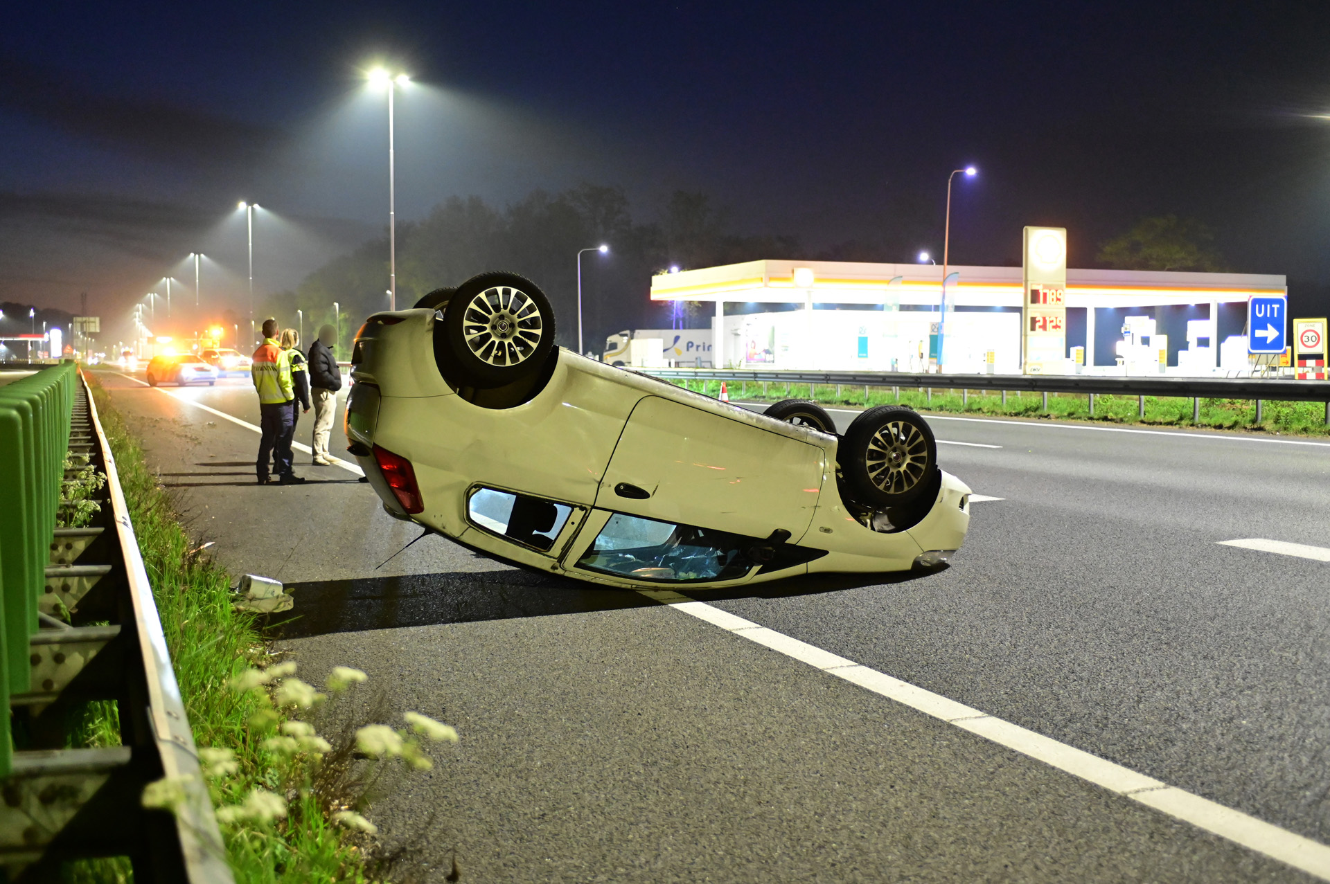 Auto slaat over de kop op snelweg, bestuurder met schrik vrij