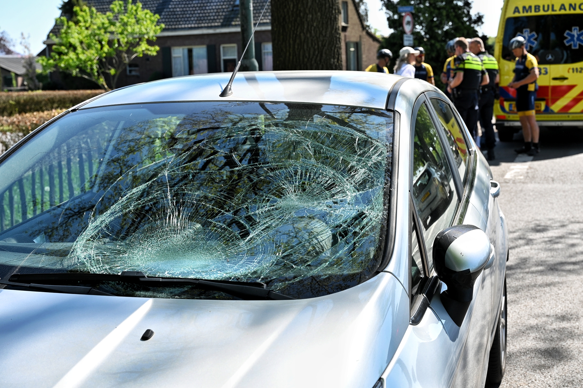 Wielrenner gewond na harde botsing met auto