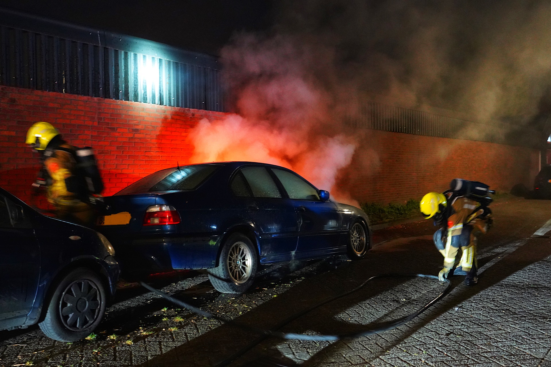 Geparkeerde auto uitgebrand, oorzaak onbekend