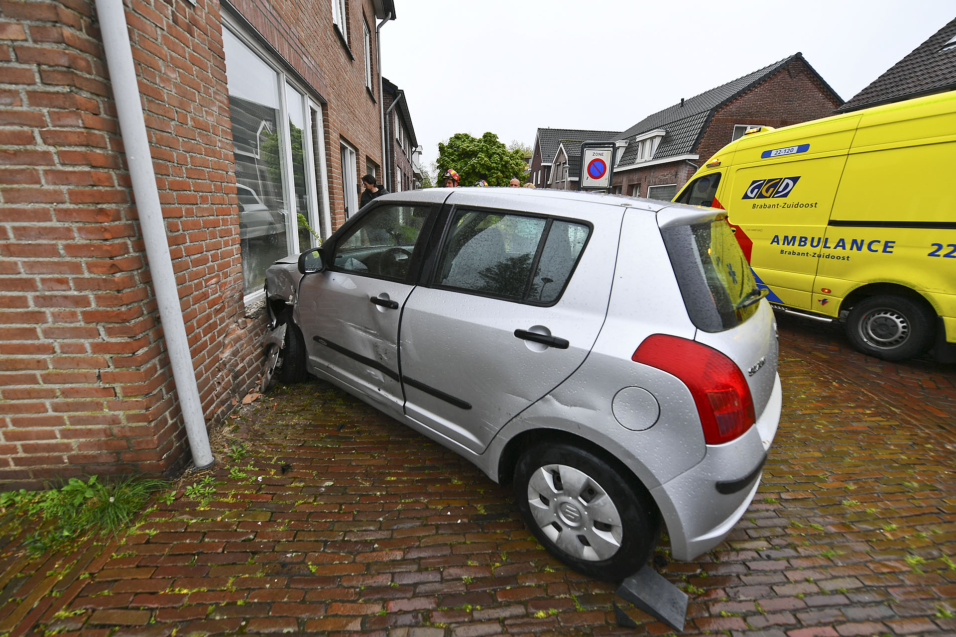 Auto botst tegen woning na botsing