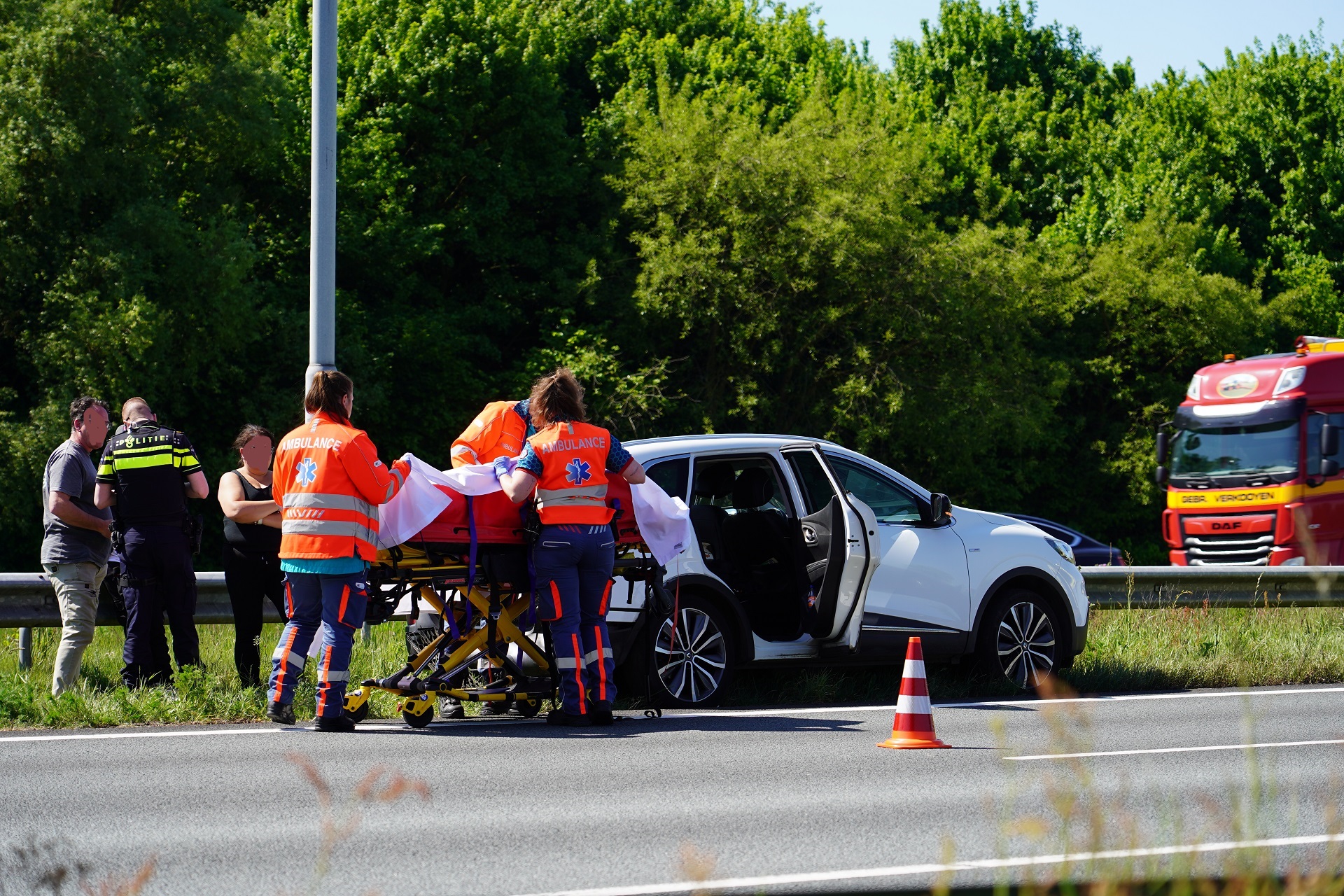 Lange file door kop-staart botsing, één gewonde naar ziekenhuis