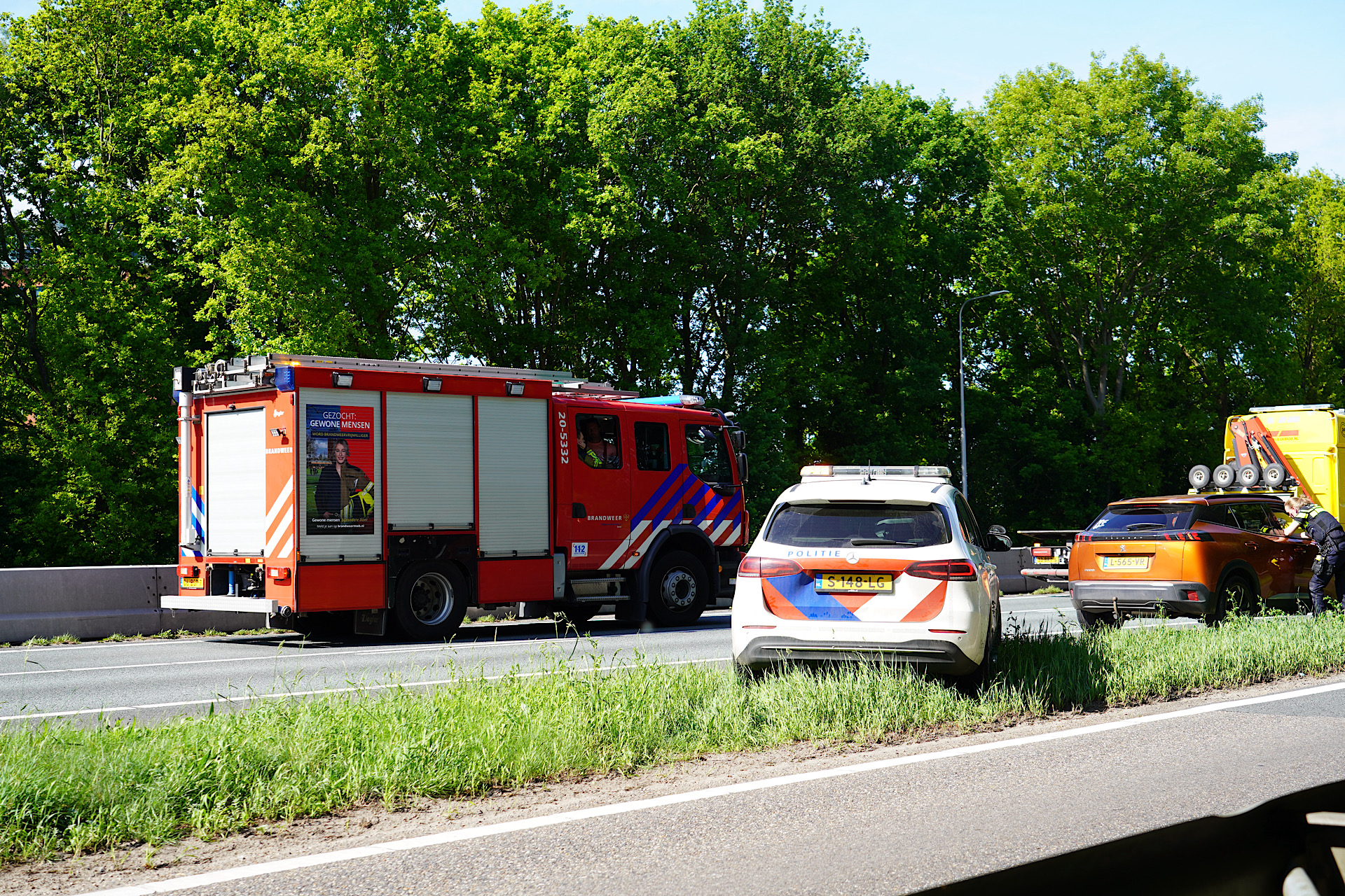 File na ongeval tussen twee auto’s op A27, geen gewonden