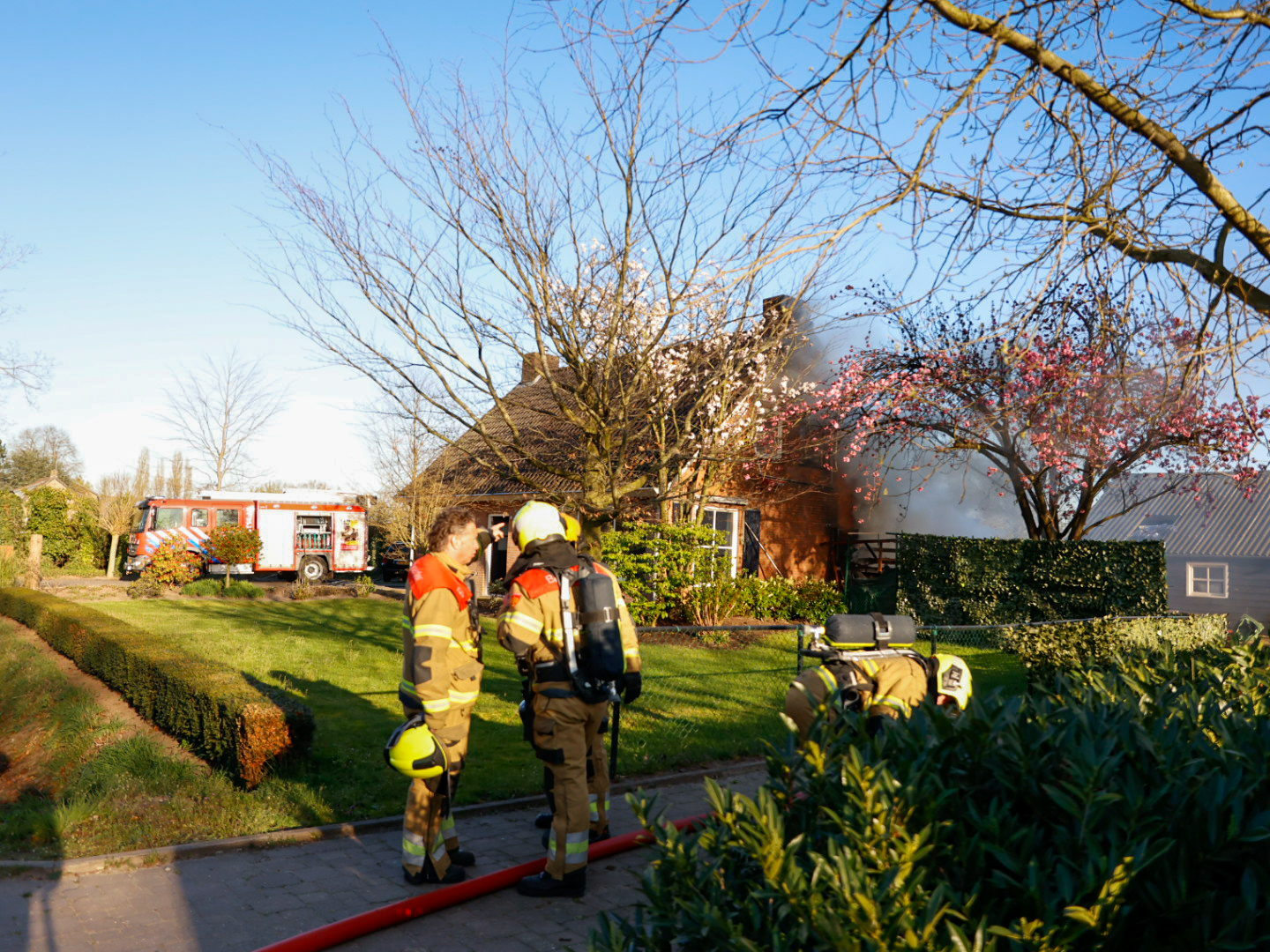 Felle brand verwoest schuur, vlammen slaan over naar dak