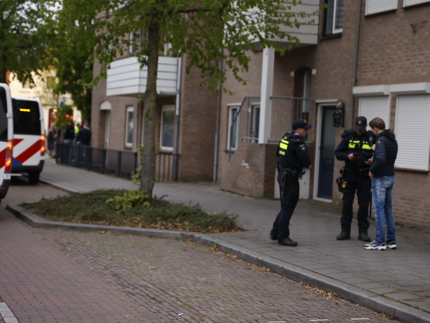 UPDATE: Zes aanhoudingen na agressie bij bijeenkomst over azc