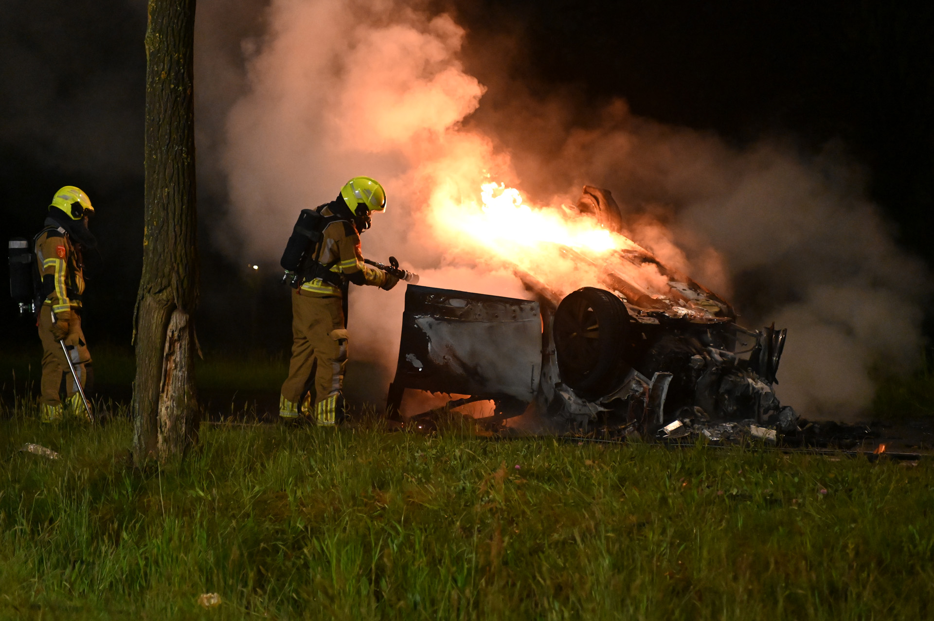 Auto in brand na crash, bestuurder spoorloos