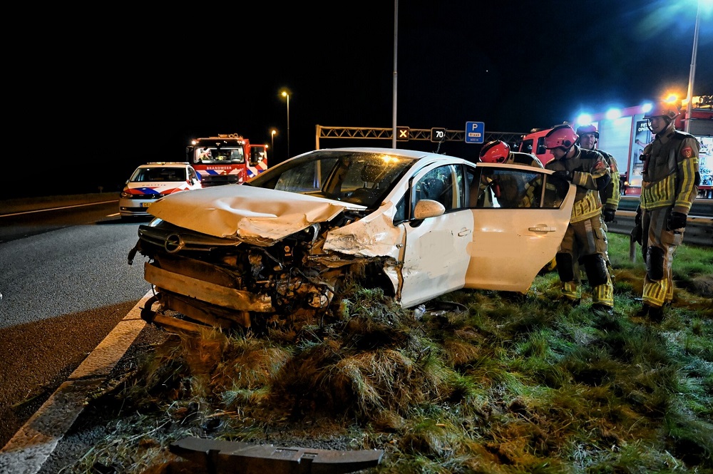 Bestuurder zwaargewond na botsing tegen vangrail