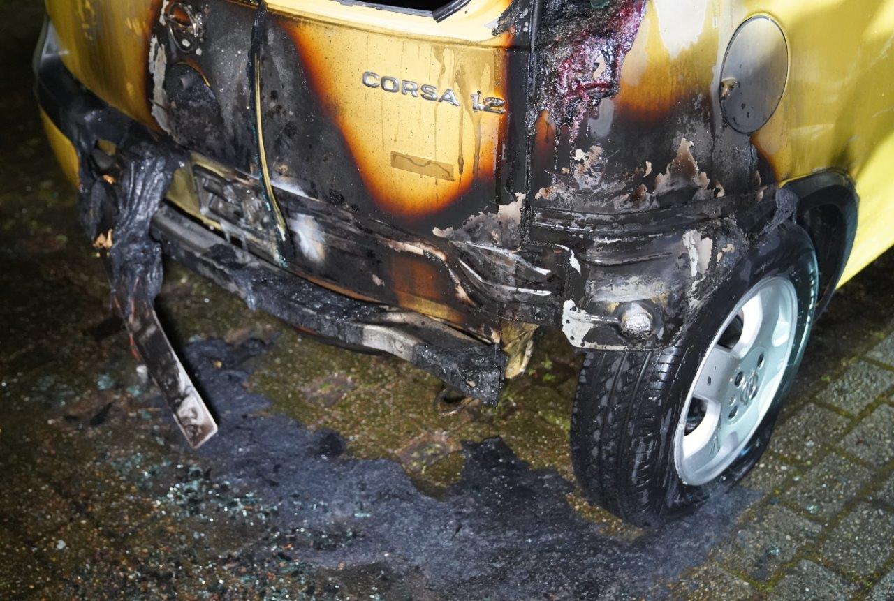 Auto in brand gestoken, politie zoekt dader