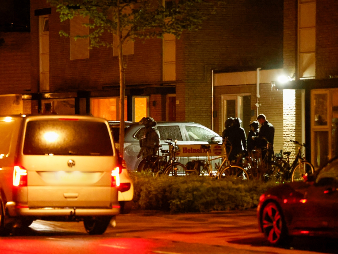 Arrestatieteam gaat woning binnen, bewoner aangehouden