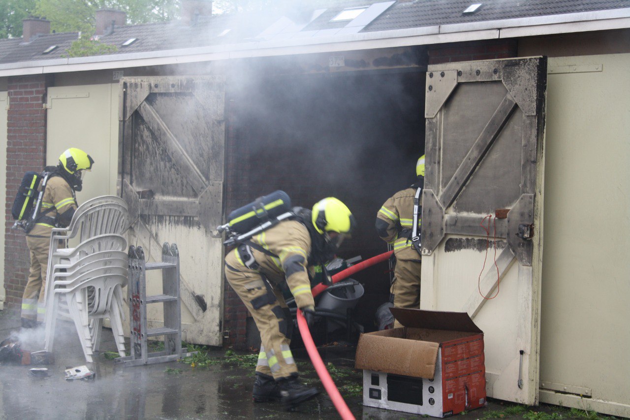 Garagebox vliegt in brand, oorzaak onbekend