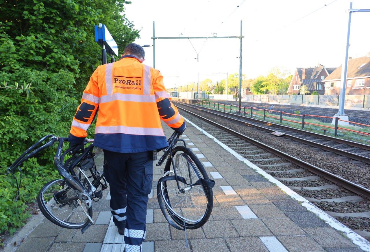 Vandalen gooien fiets op het spoor, trein rijdt er tegenaan