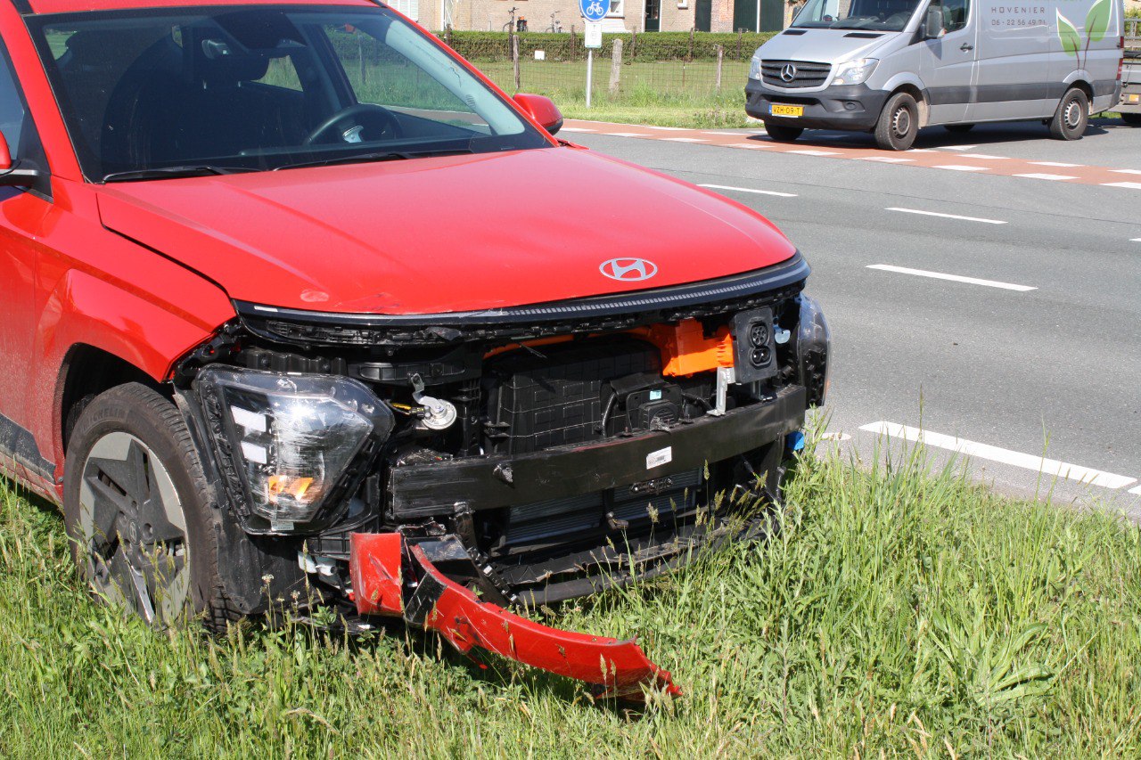 Veel blikschade door botsing tussen twee auto’s