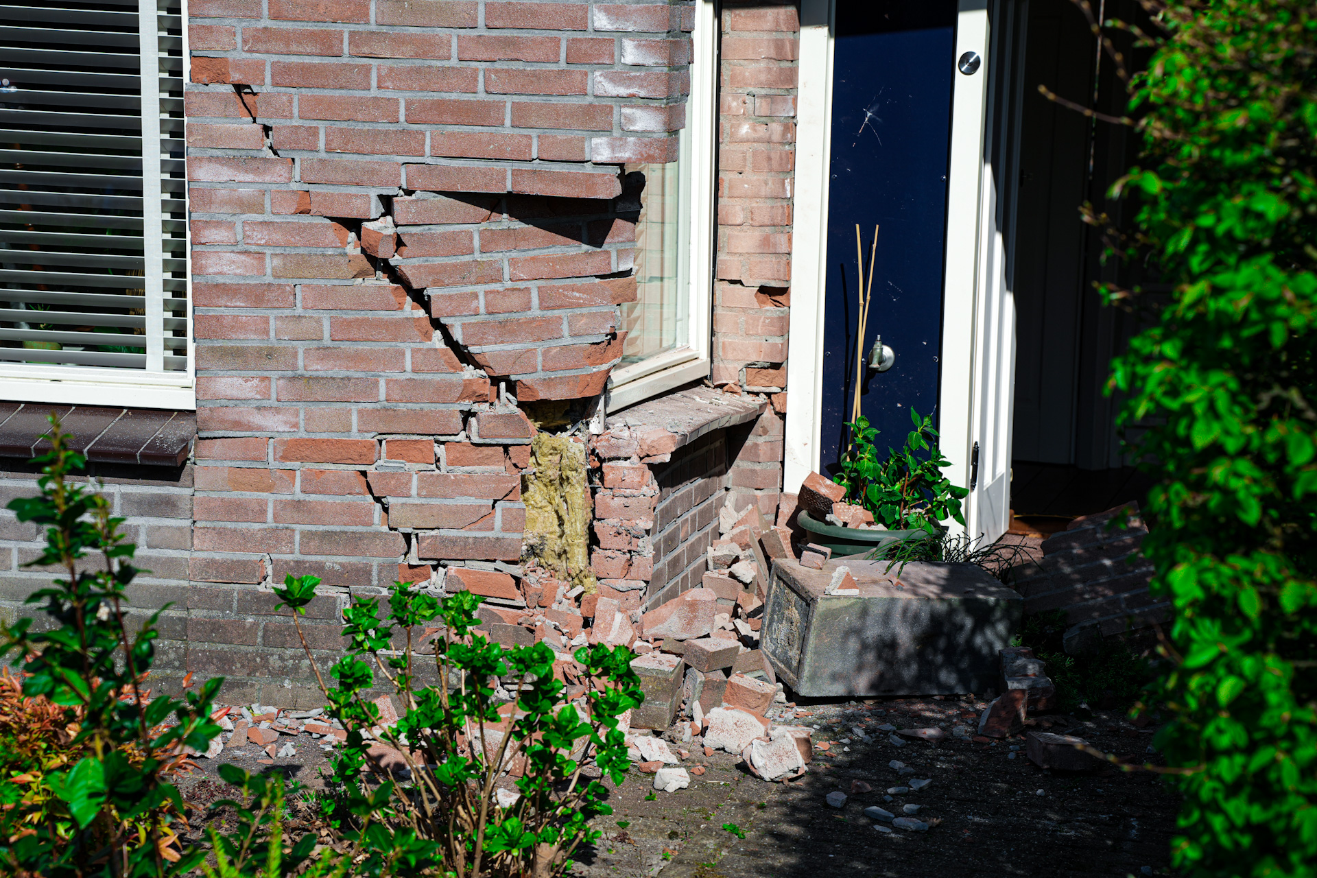 Dronken automobilist botst tegen woning van buren