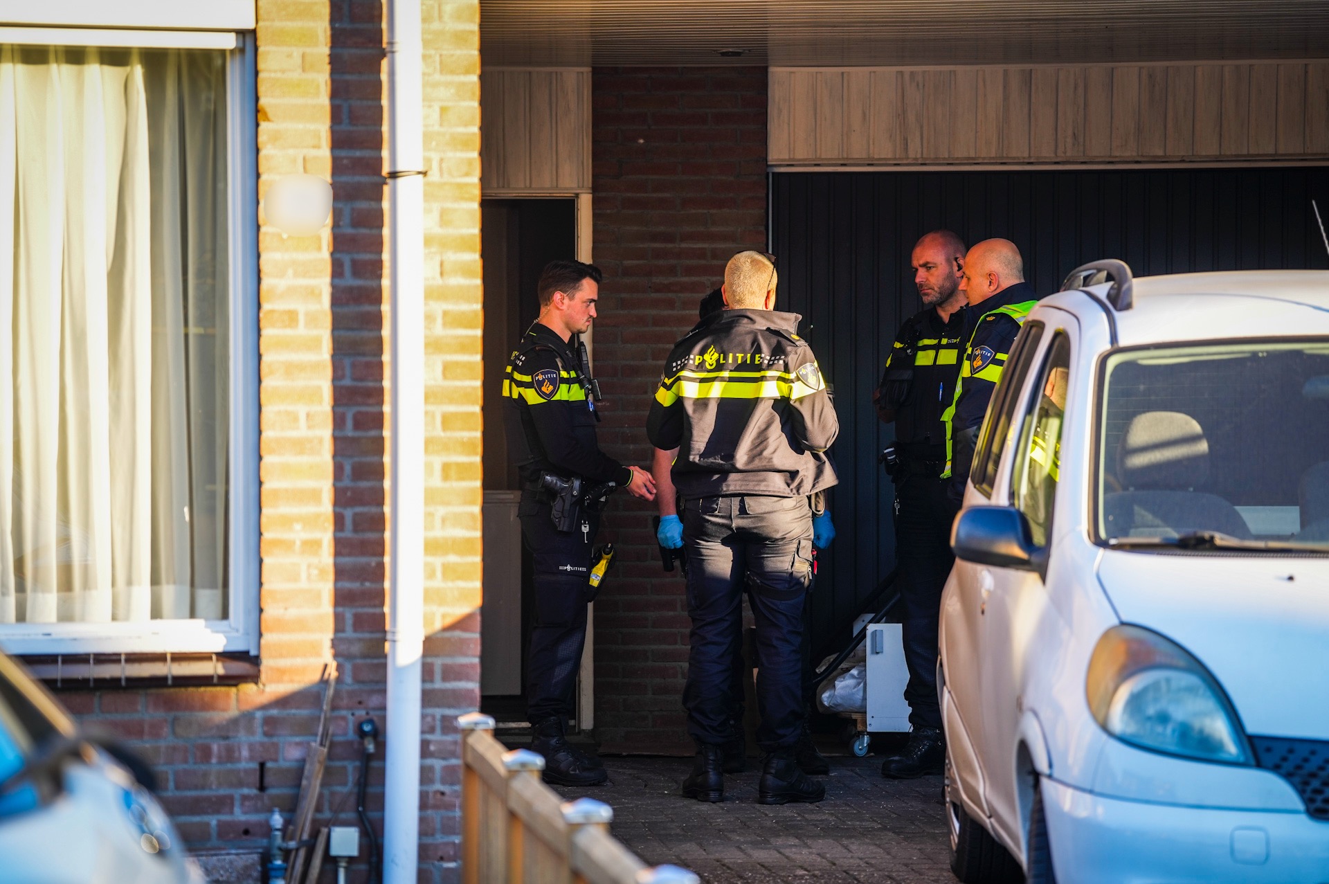 Zwaargewonde man met steekwonden aangetroffen in woning