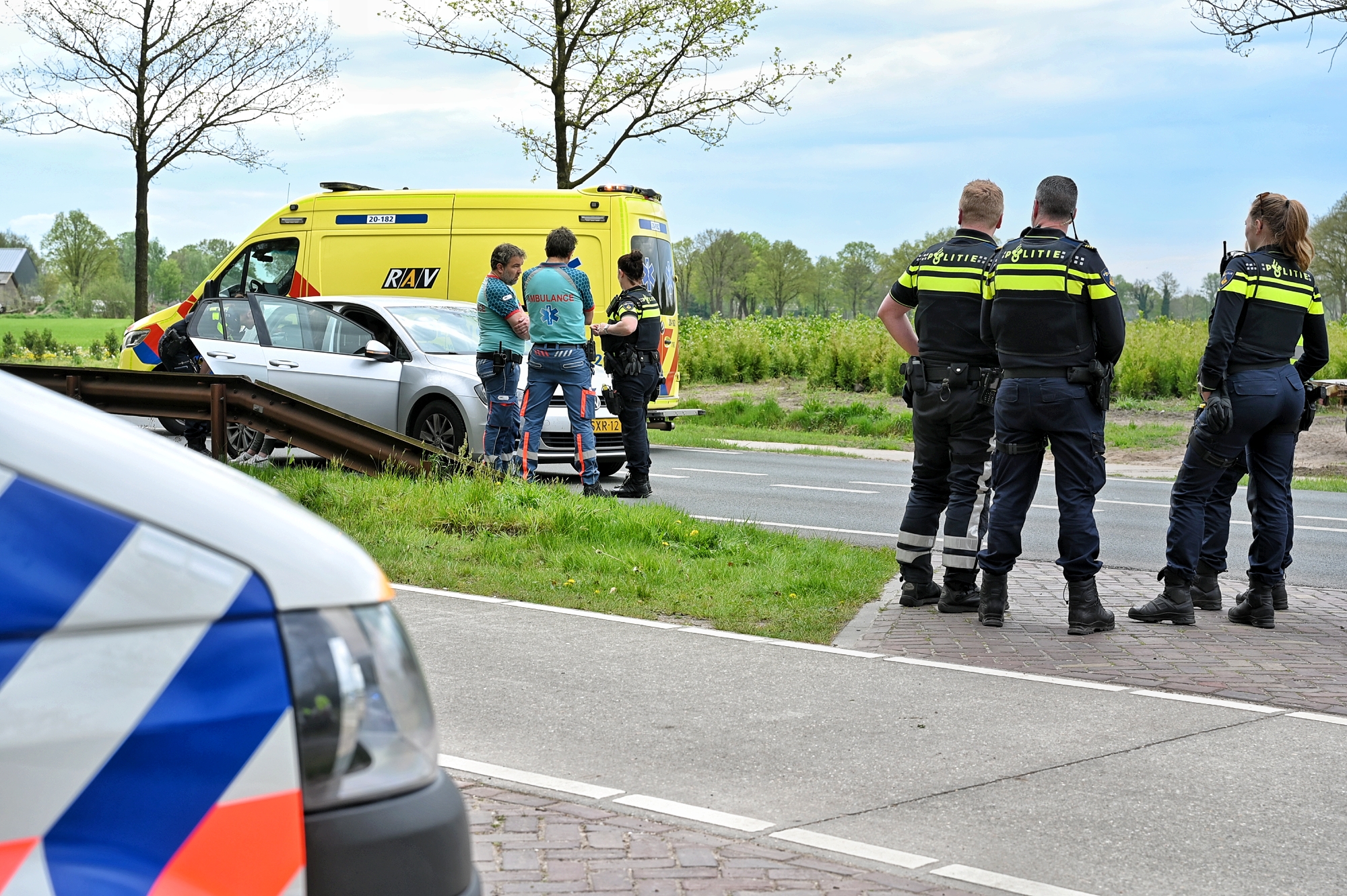 Voetganger geschept door auto op N395, traumahelikopter opgeroepen