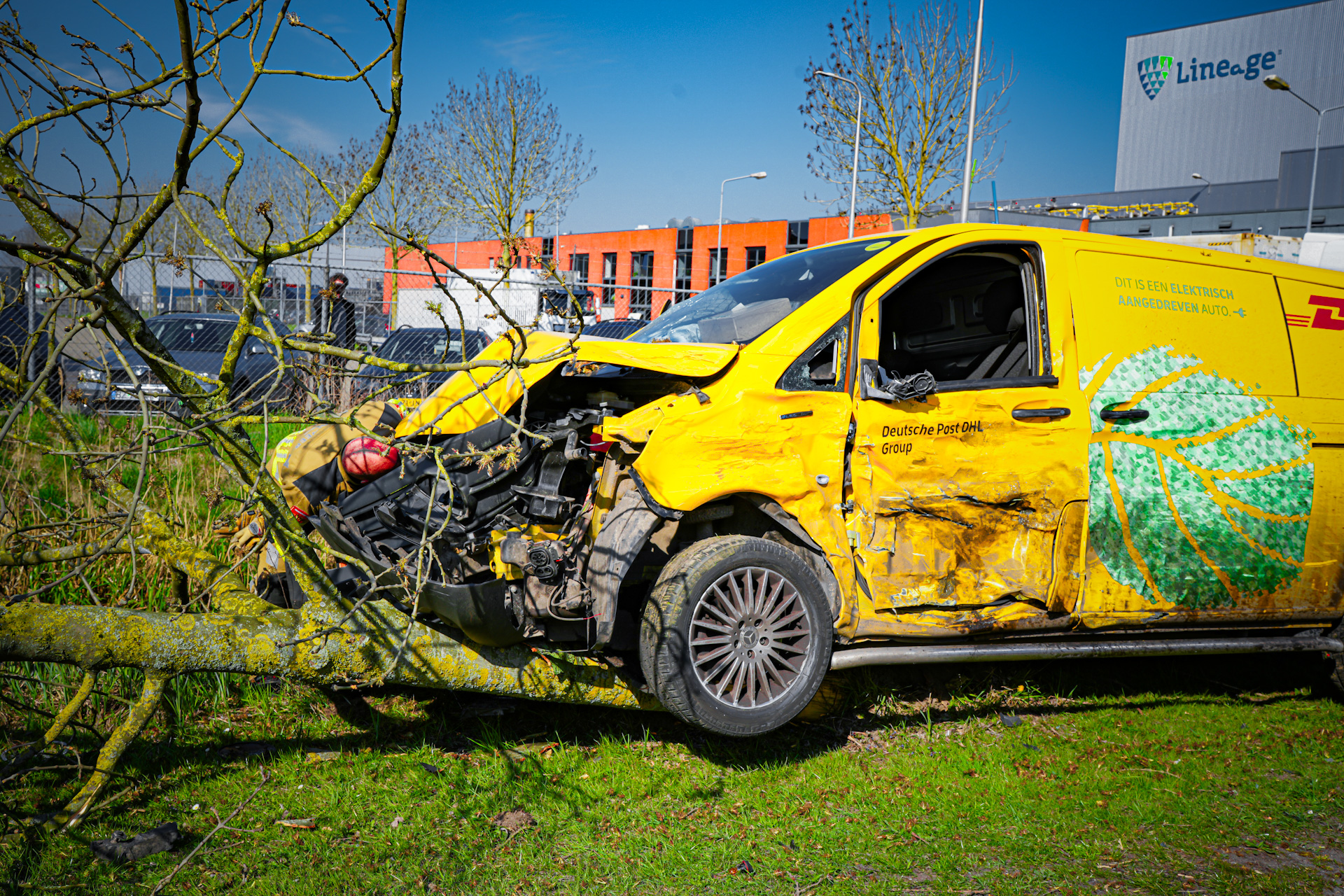 Twee chauffeurs raken gewond bij aanrijding, busje rijdt boom omver