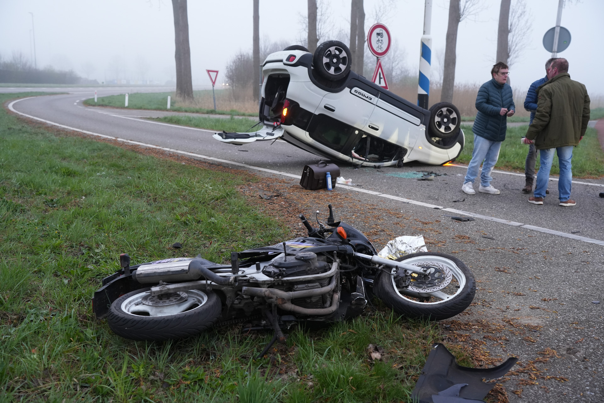Twee gewonden na botsing tussen auto en motor