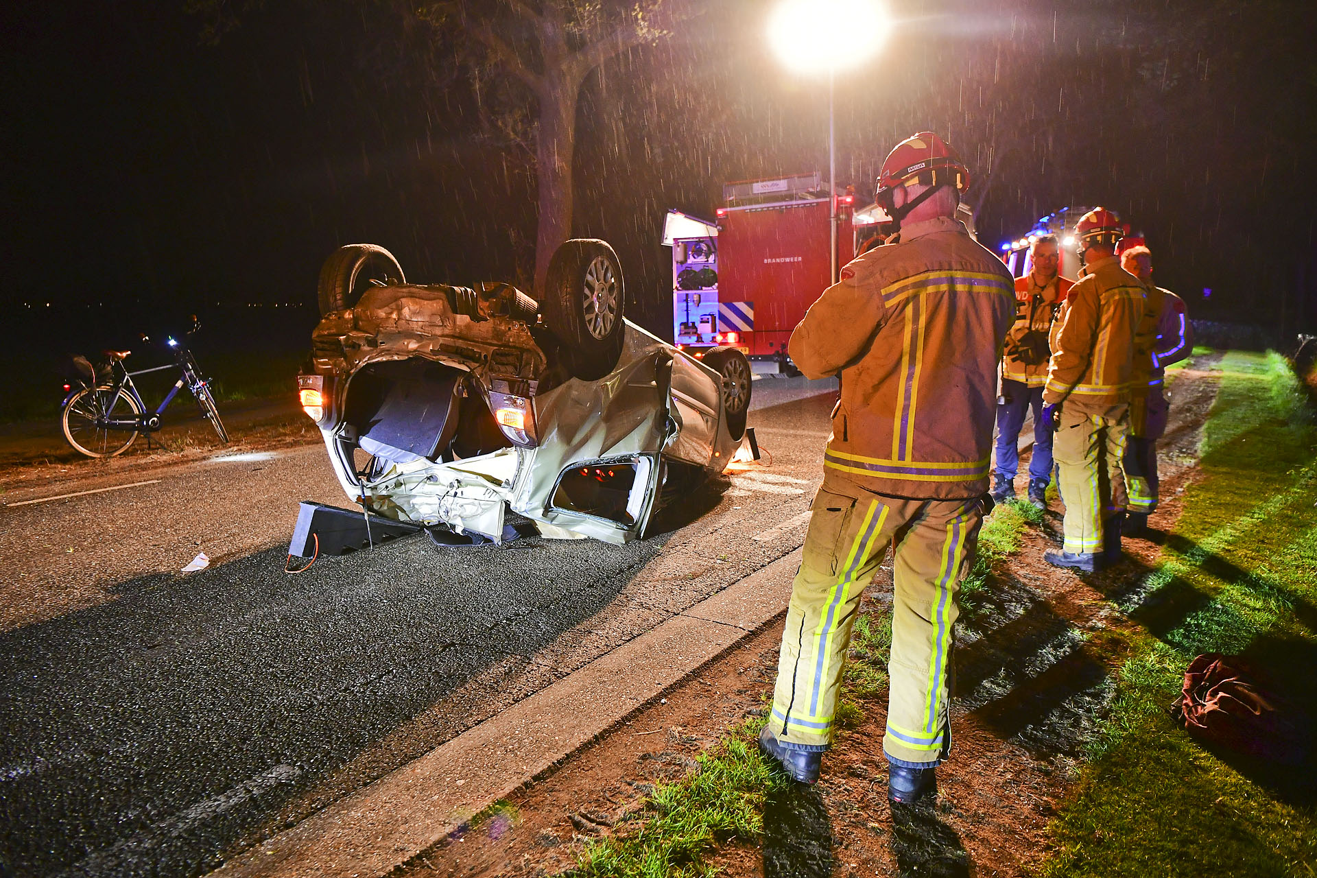 Vrouw zwaargewond na ongeval, auto op z’n kop