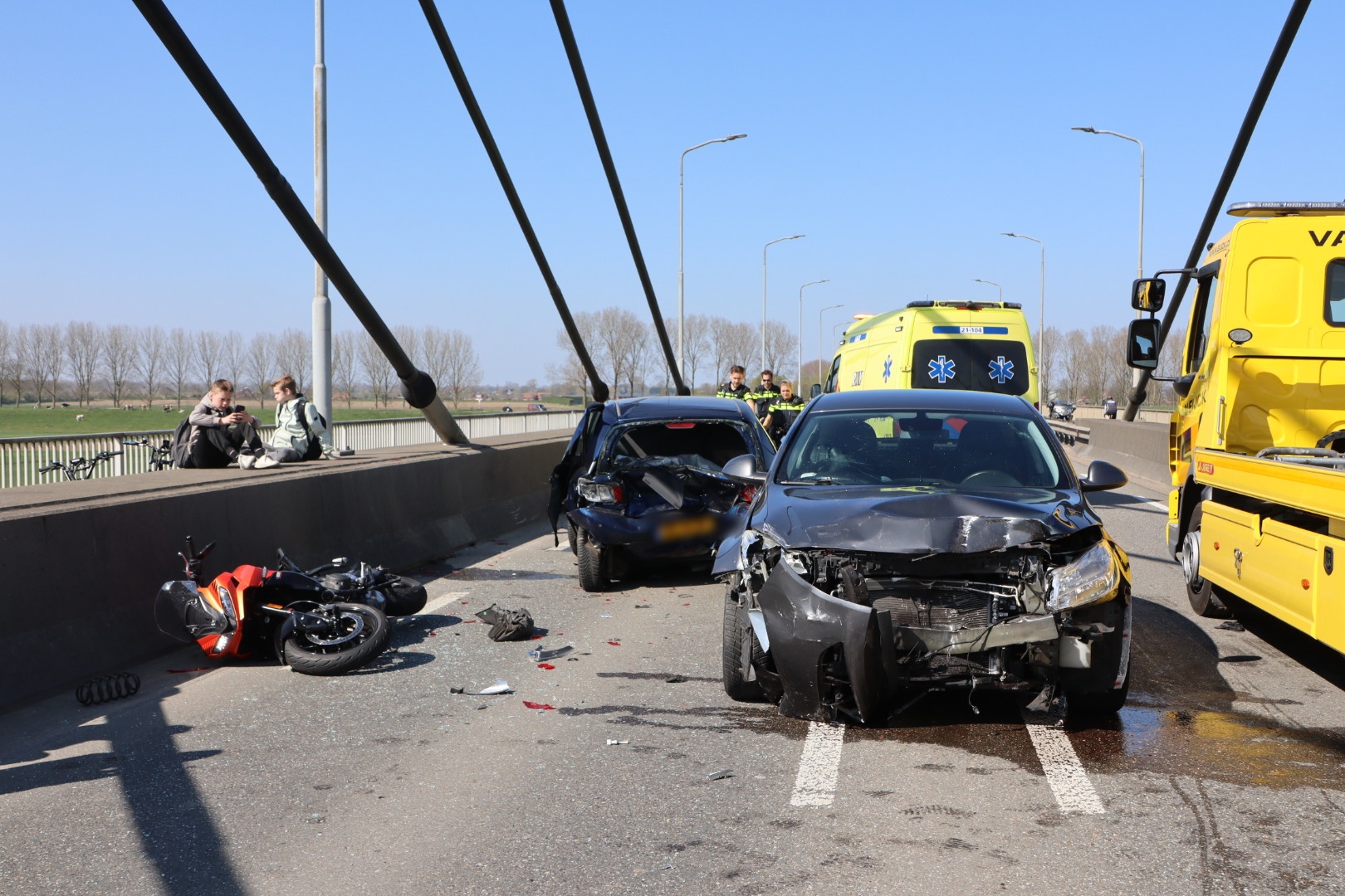 Ravage en gewonde na flinke aanrijding tussen vier voertuigen