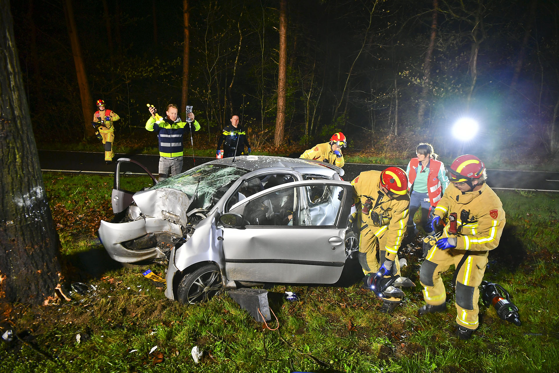 Vier zwaargewonden door botsing tegen boom, twee traumaheli’s opgeroepen