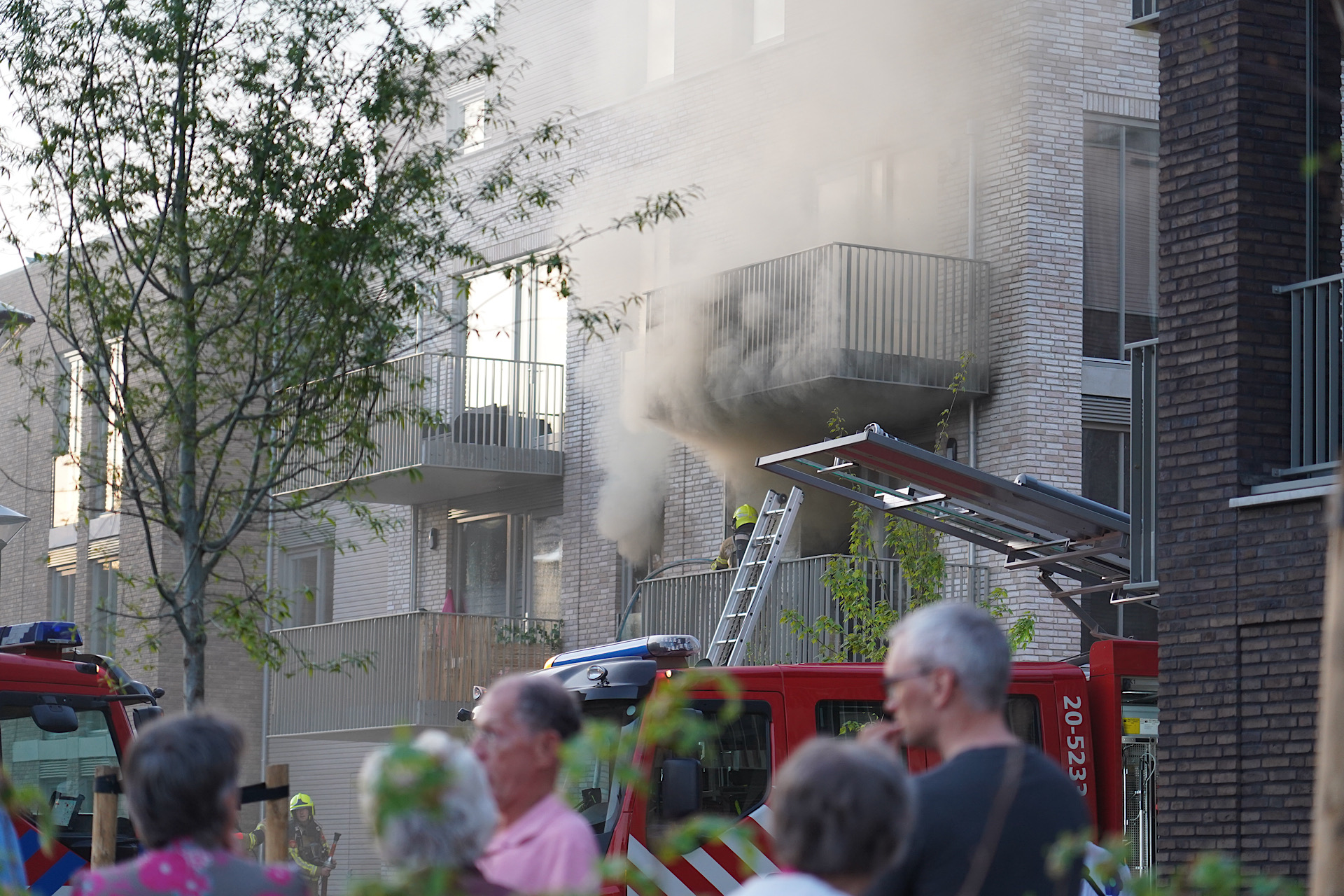 Dode bij brand in gloednieuw appartementencomplex, traumahelikopter geland
