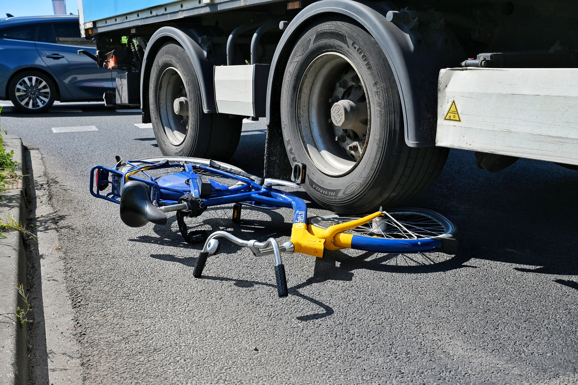 BIJZONDER: Fietser ongedeerd na aanrijding met vrachtwagen