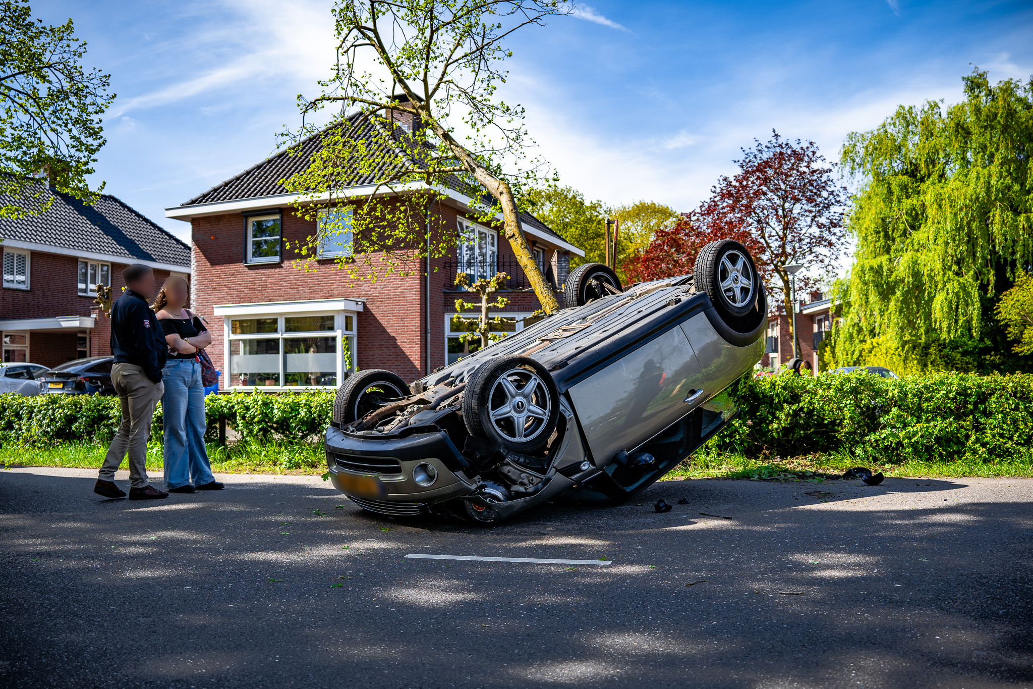 Auto slaat over de kop na botsing met boom, rijbaan tijdelijk afgesloten