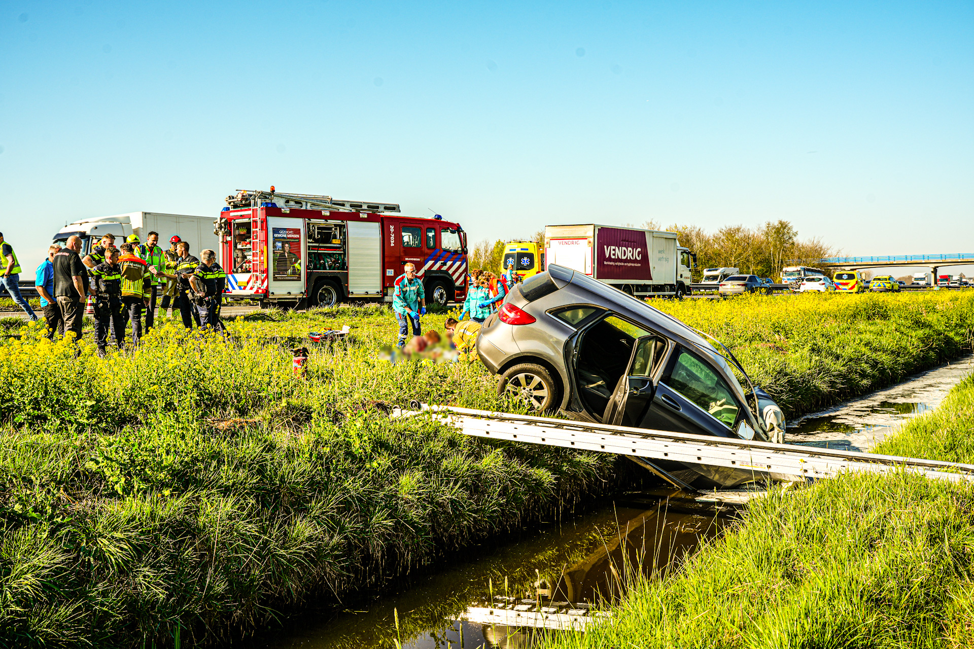Auto vliegt in brand na botsing met vrachtwagen