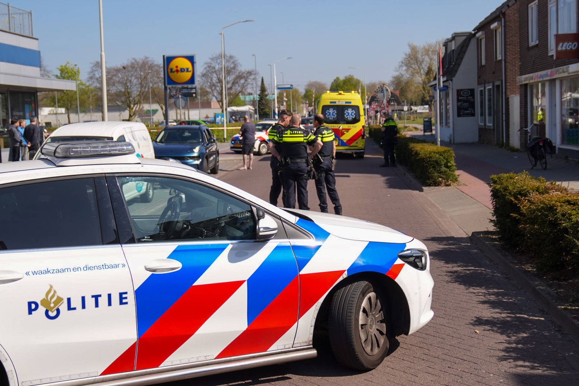 Kind gewond na aanrijding met motor, weg afgesloten voor onderzoek