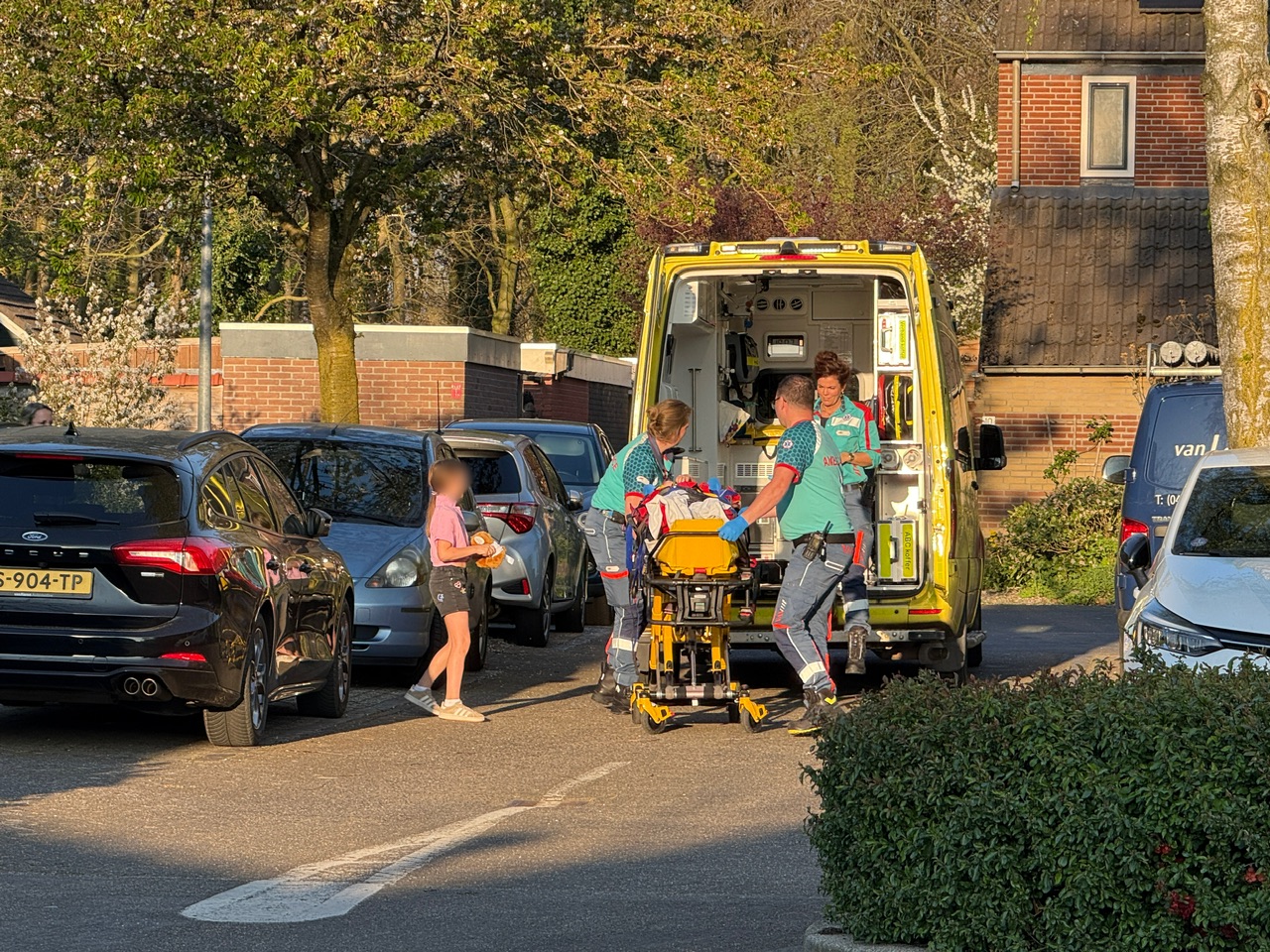 Lopend meisje aangereden door automobilist