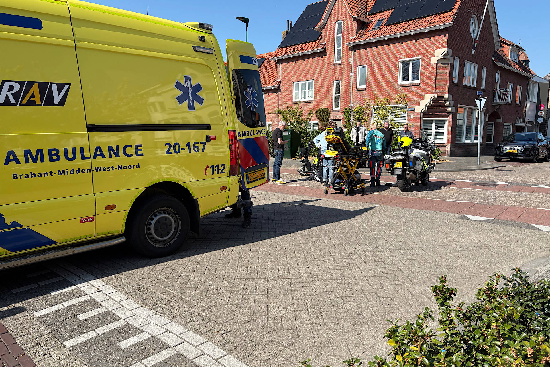 Man gewond na val met scootmobiel op straat