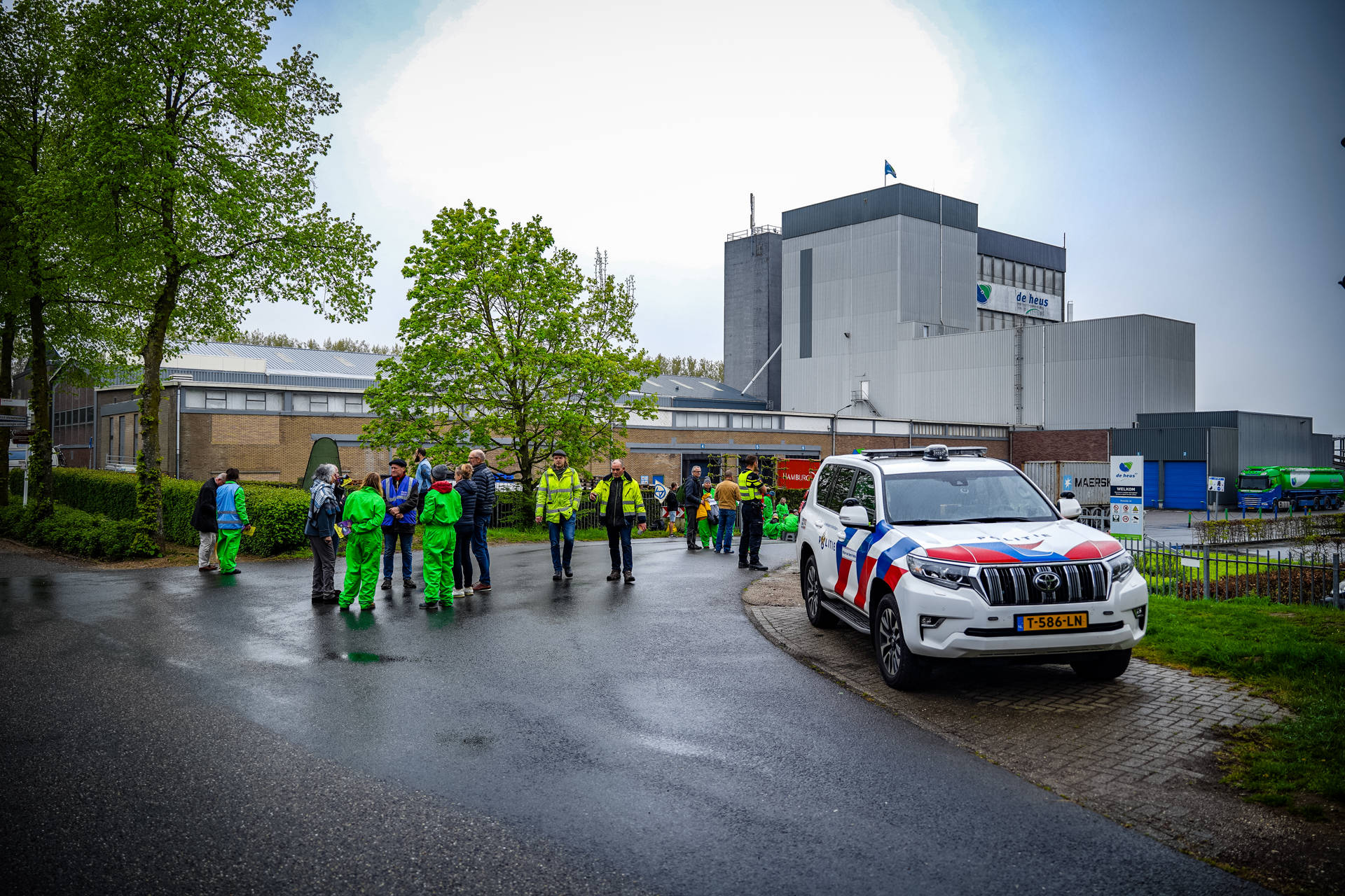 Actievoerders blokkeren bedrijfsingang tijdens protest bij veevoederbedrijf