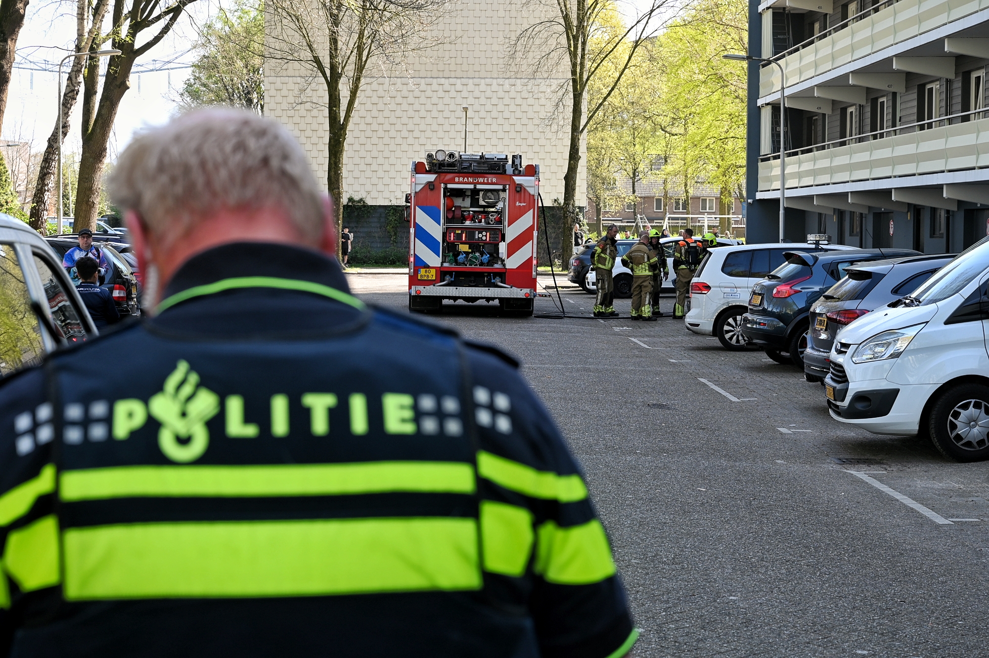 Tweetal vlucht bos in na brand in berging, één van hen naakt
