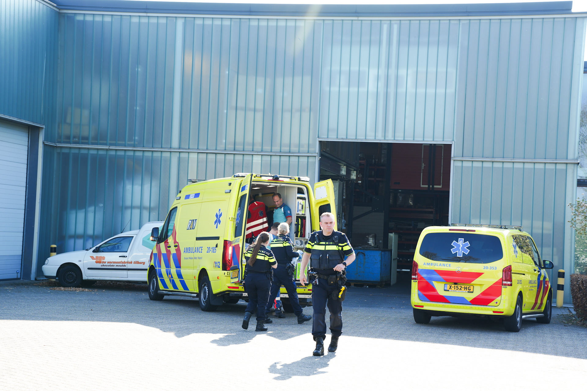 Man raakte bekneld in machine en is zwaargewond geraakt