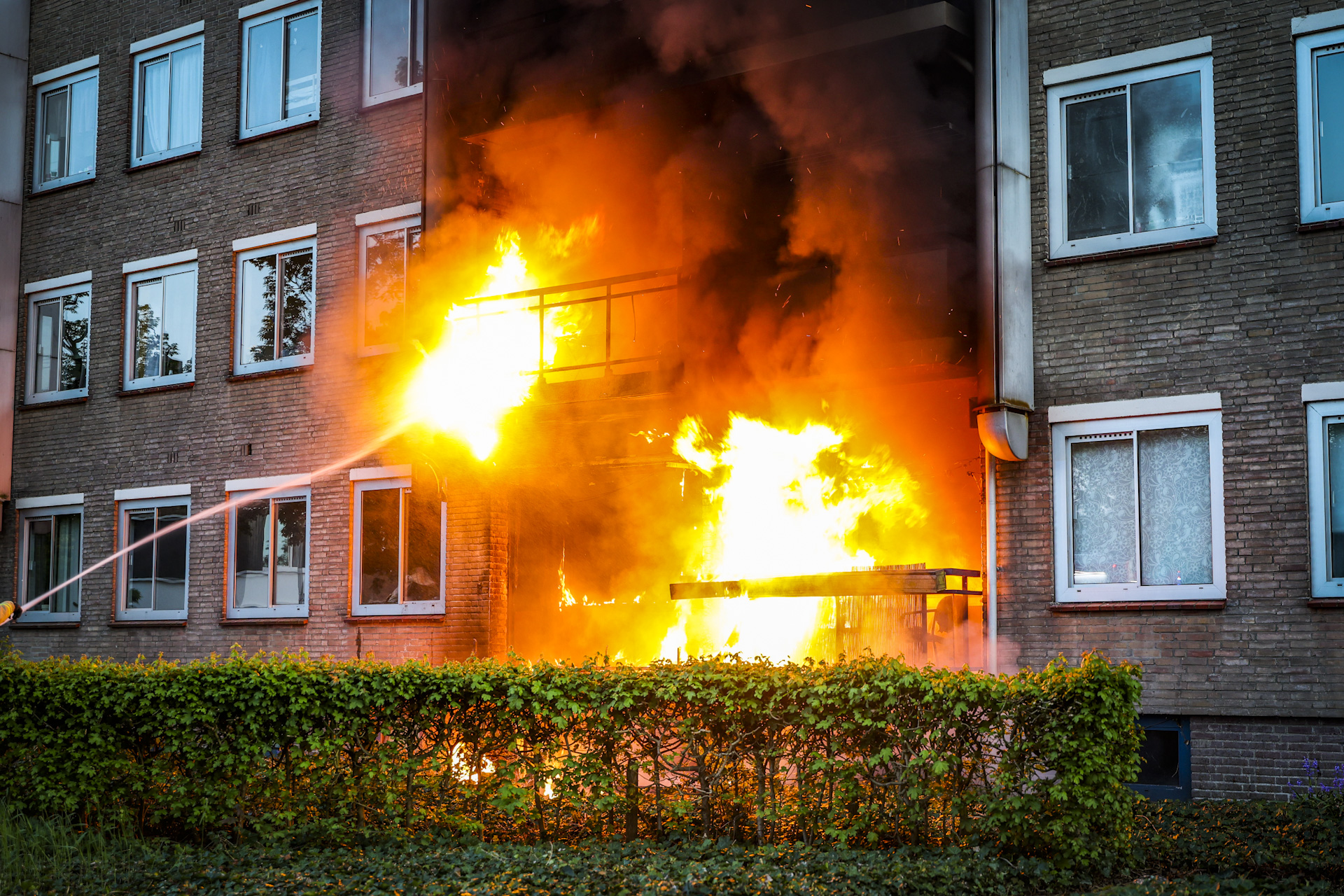 Katten gered bij woningbrand, met ademhalingsproblemen vervoerd