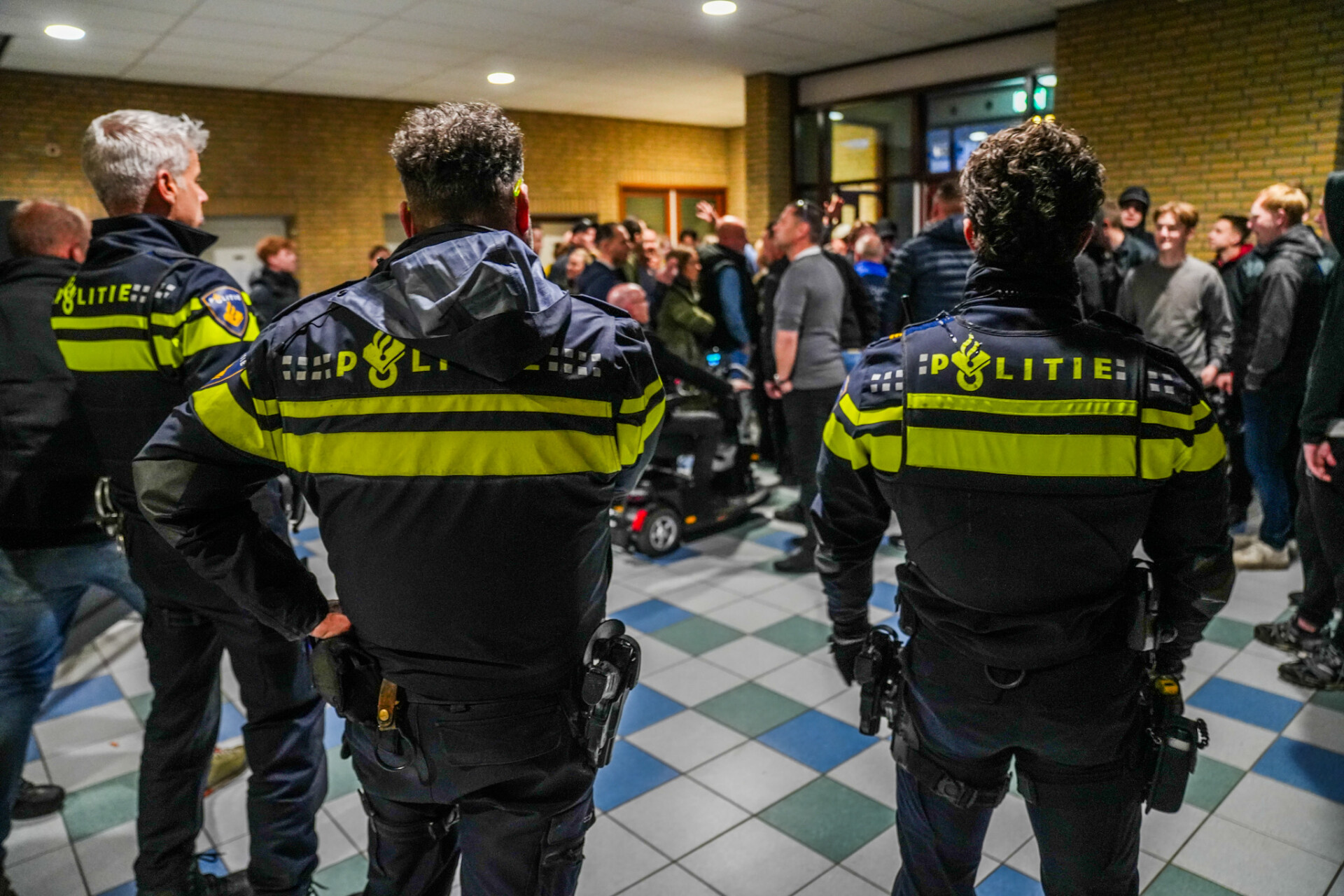 Rellende actievoerders verhinderen overleg over azc, burgemeester bedreigd