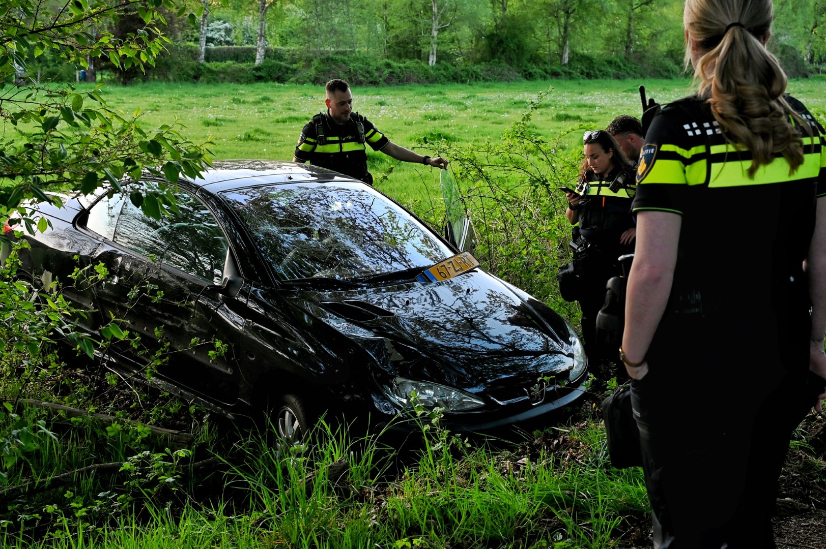 Dronken bestuurder crasht door prikkeldraad, verwijdert kenteken en vlucht