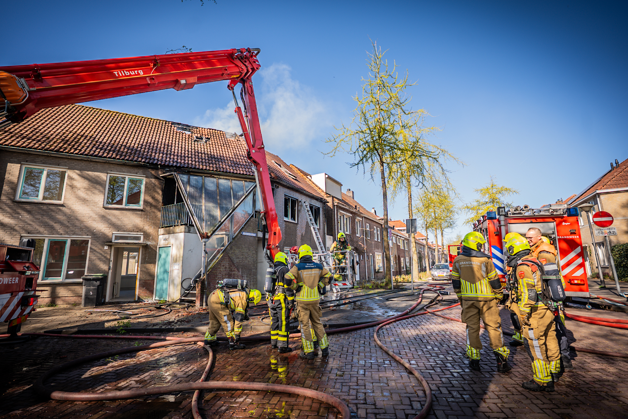Persoon komt om bij uitslaande woningbrand, huis volledig verwoest