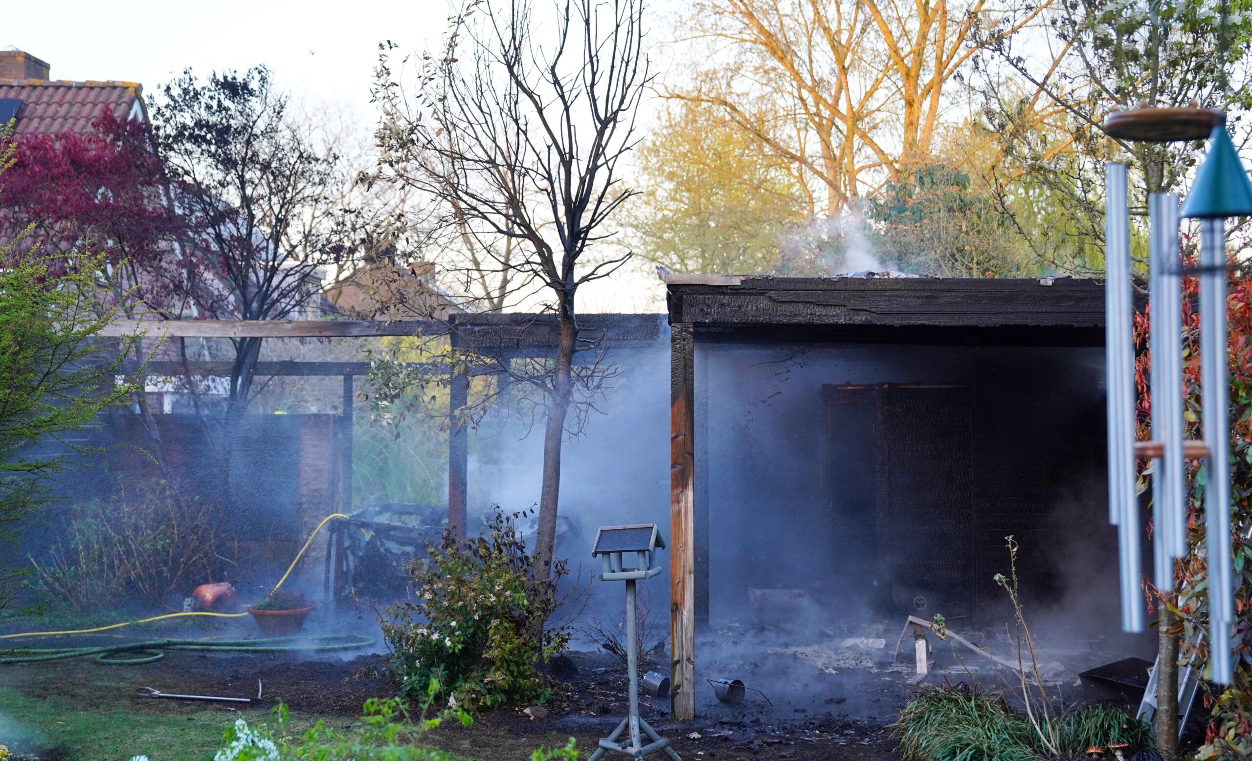 Felle brand verwoest overkapping met jacuzzi in achtertuin